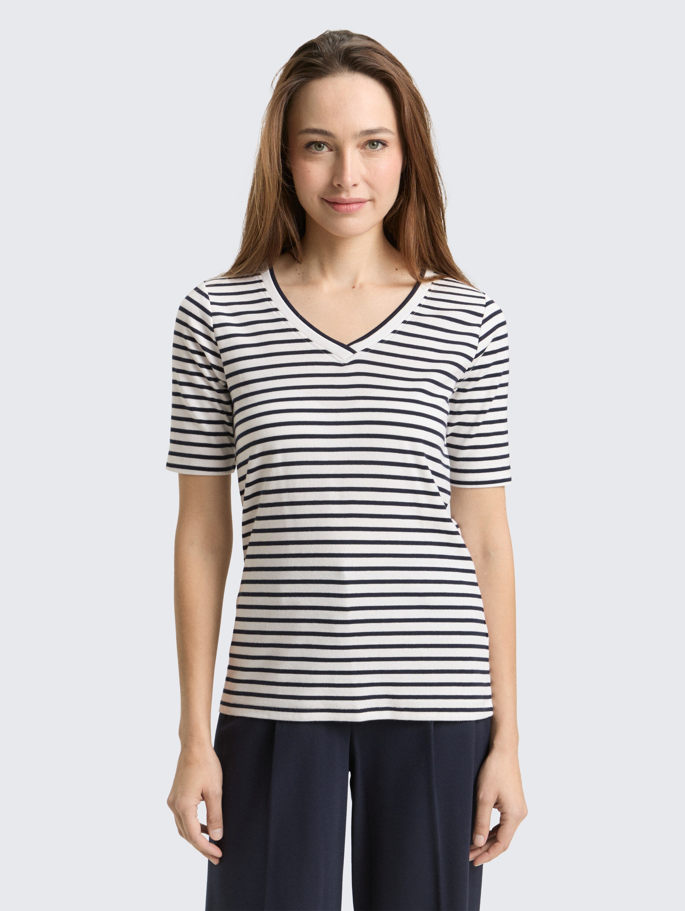 Slim fit T-shirt met V-hals - offwhite navy blue stripe - Nek model vooraanzicht