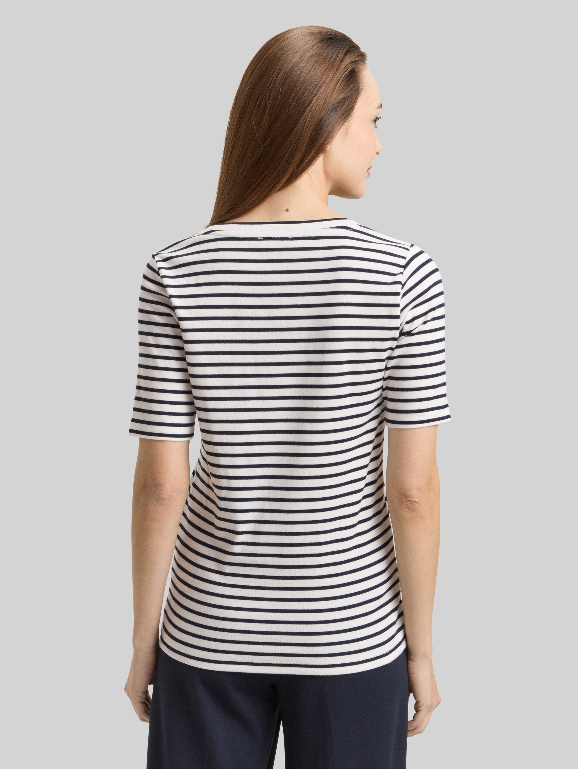 Slim fit T-shirt with V-neck - offwhite navy blue stripe - Neckline model-back view