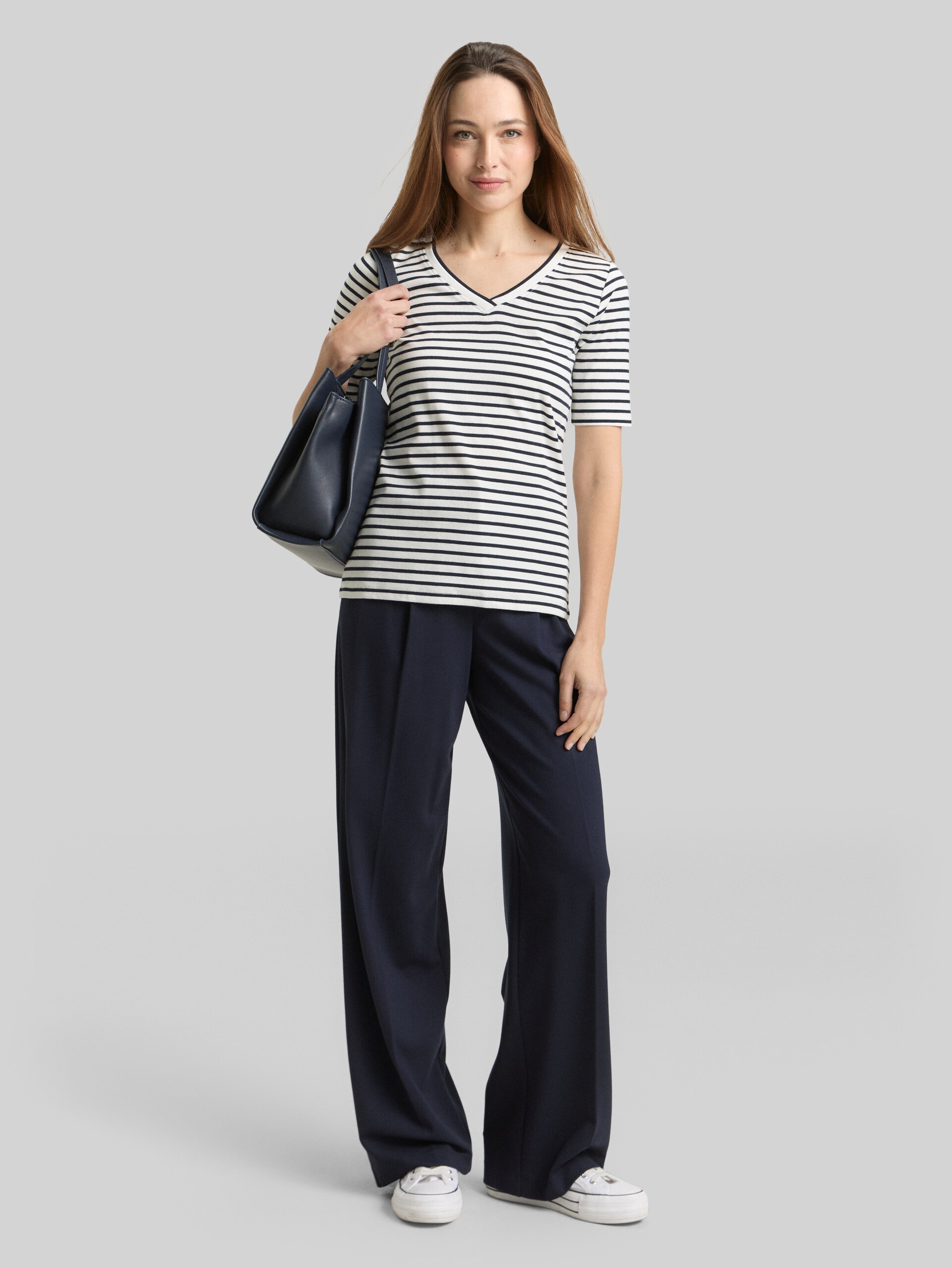Slim fit T-shirt with V-neck - offwhite navy blue stripe - Model front view