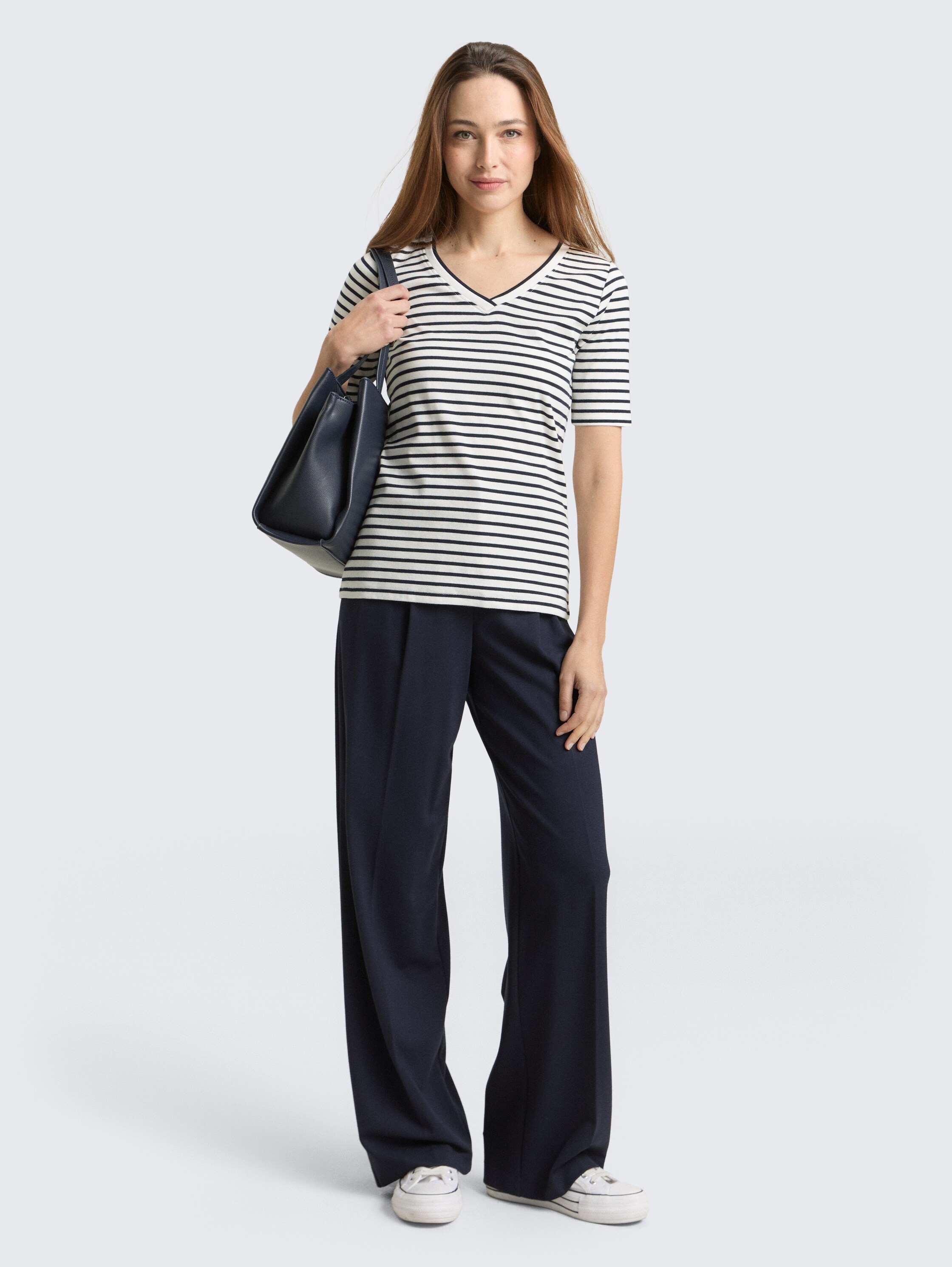 Slim fit T-shirt met V-hals - offwhite navy blue stripe - Model vooraanzicht