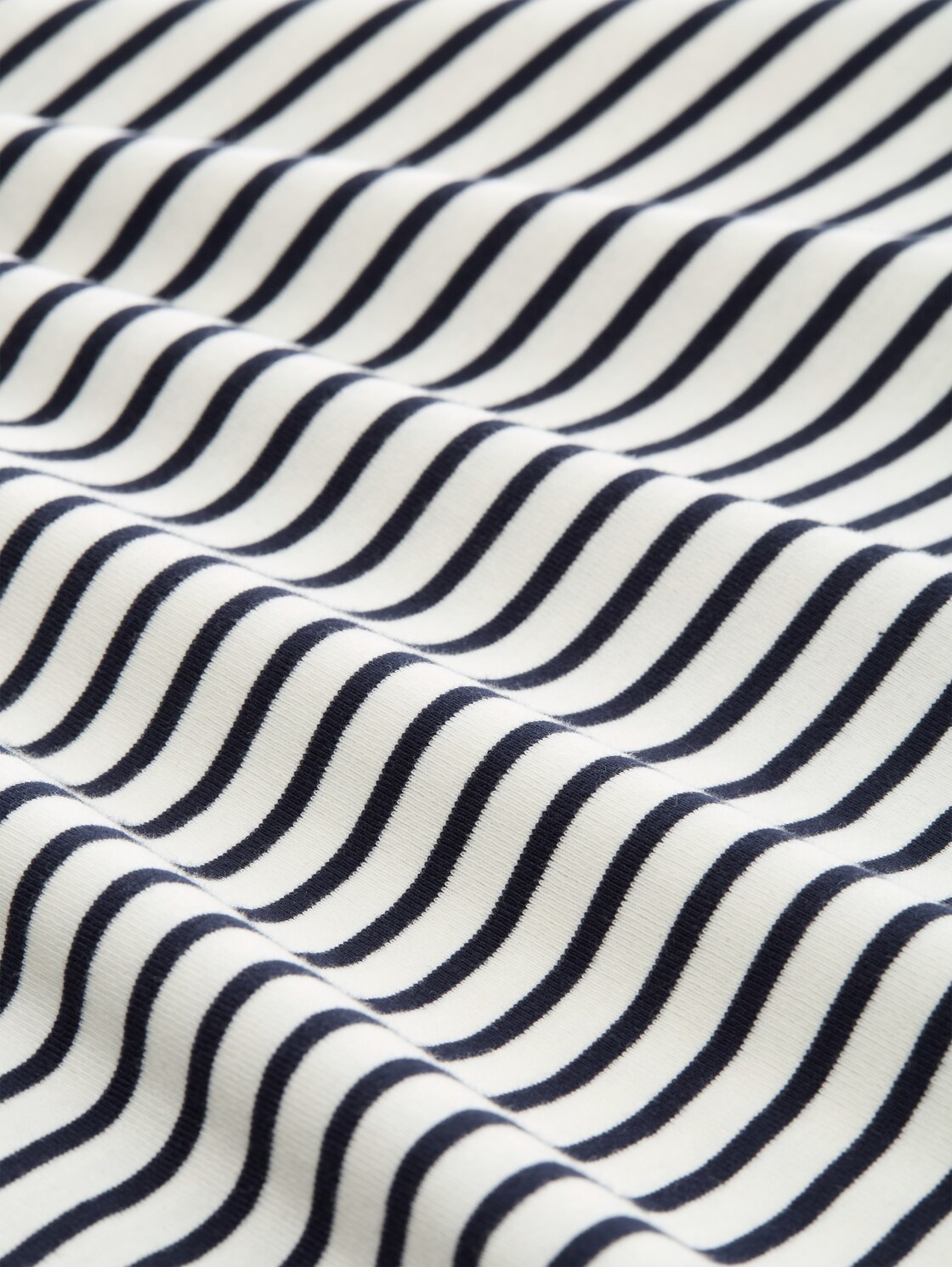 Slim Fit T-Shirt mit V-Ausschnitt - offwhite navy blue stripe - Material-Ansicht