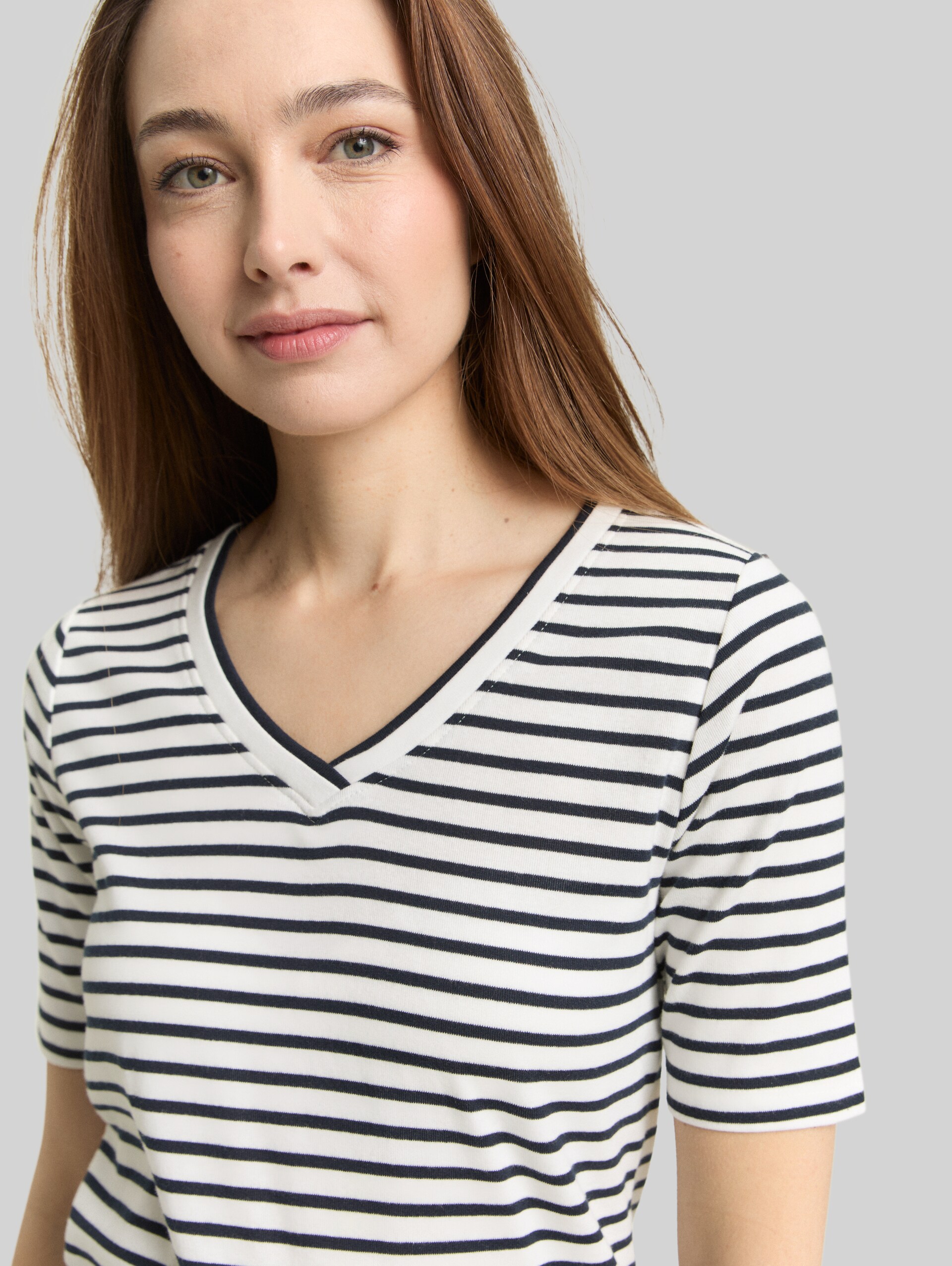 Slim fit T-shirt with V-neck - offwhite navy blue stripe - Detail model view