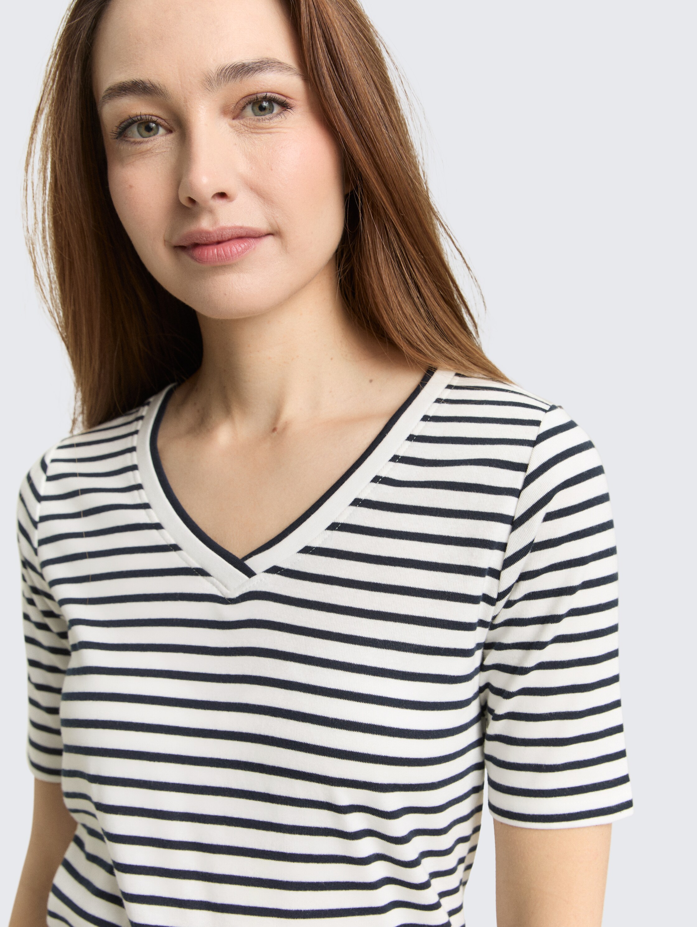 Slim fit T-shirt met V-hals - offwhite navy blue stripe - Detailaanzicht model