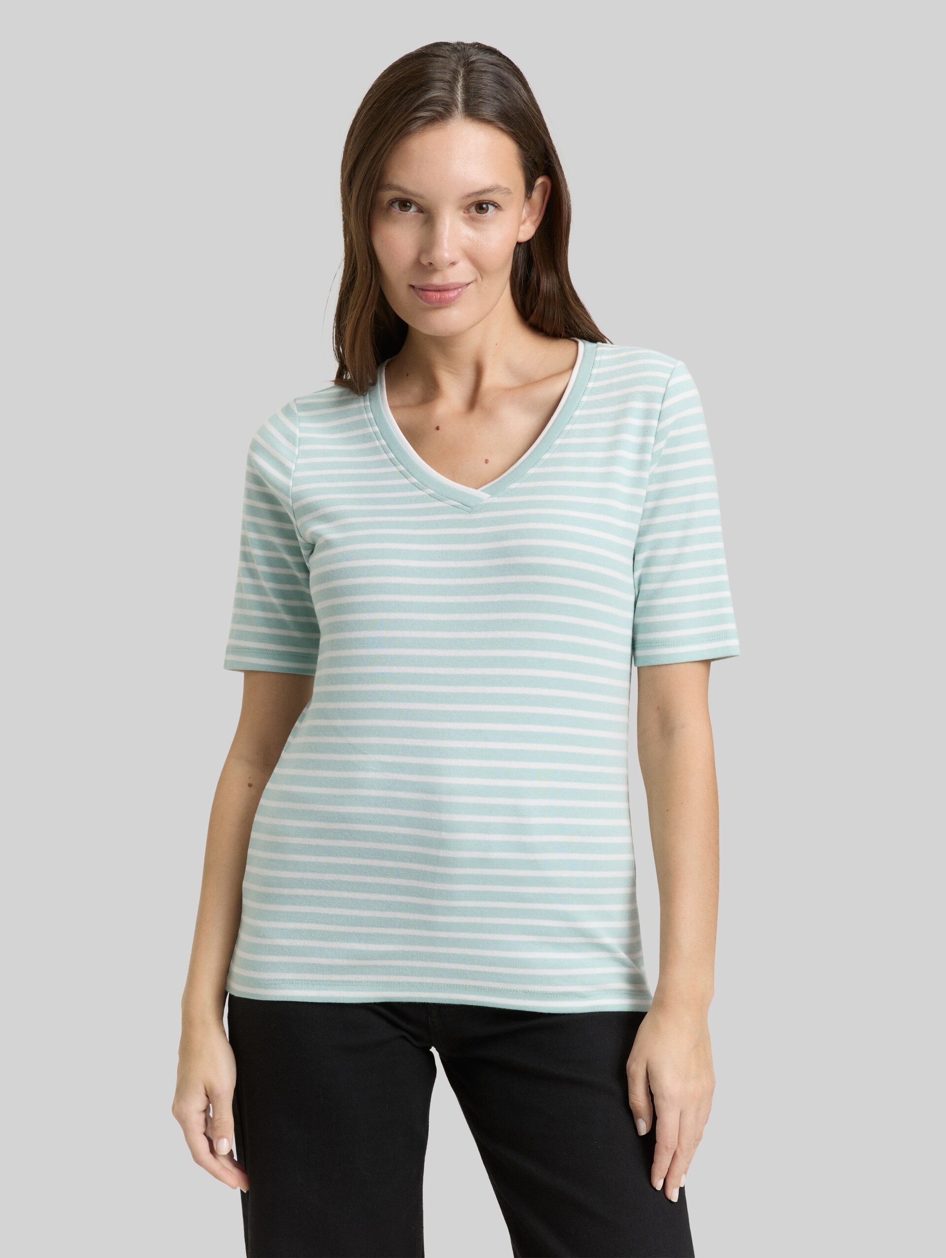 Slim fit T-shirt with V-neck - blue haze offwhite stripe - Neckline model front view