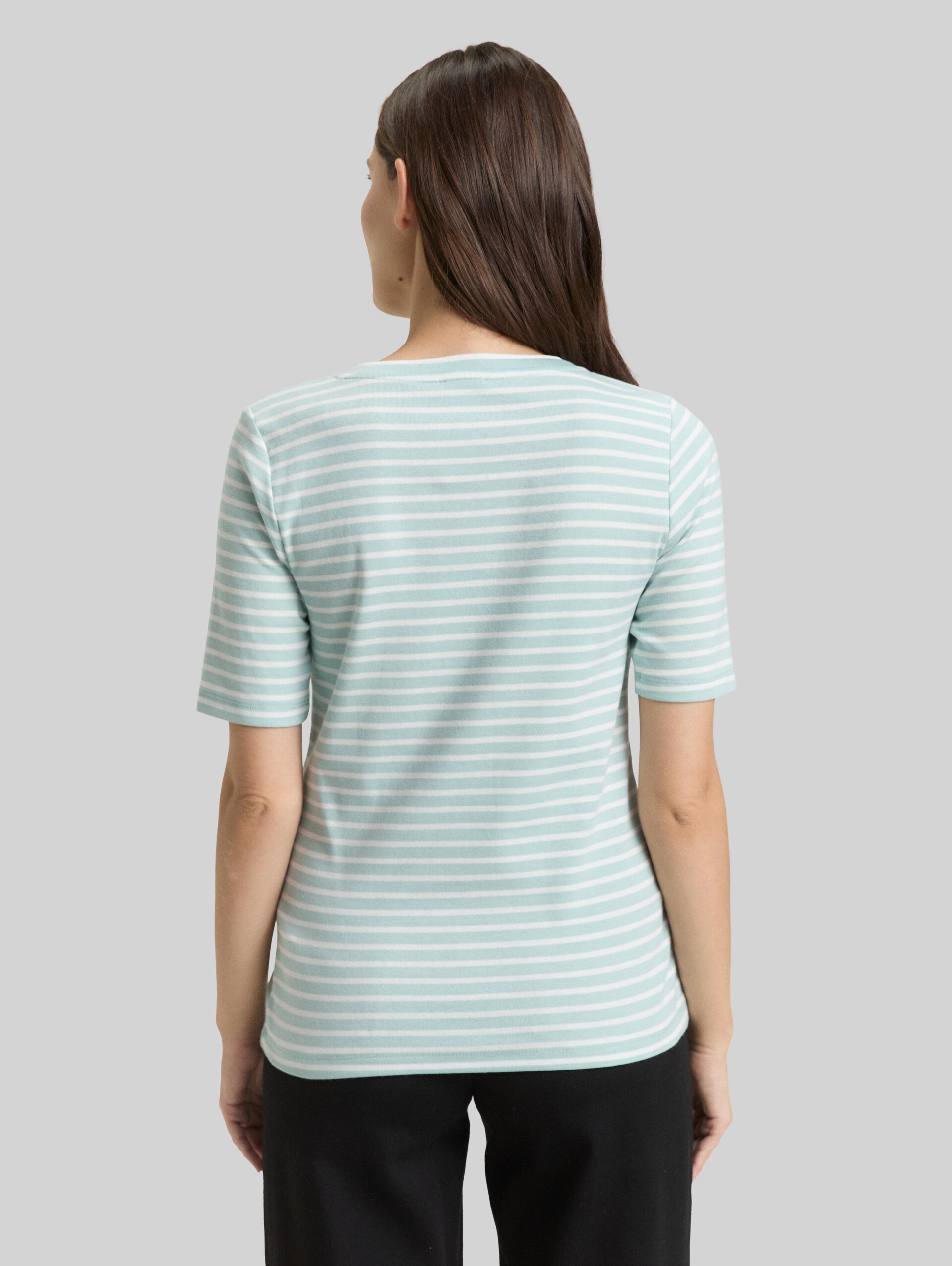 Slim fit T-shirt with V-neck - blue haze offwhite stripe - Neckline model-back view