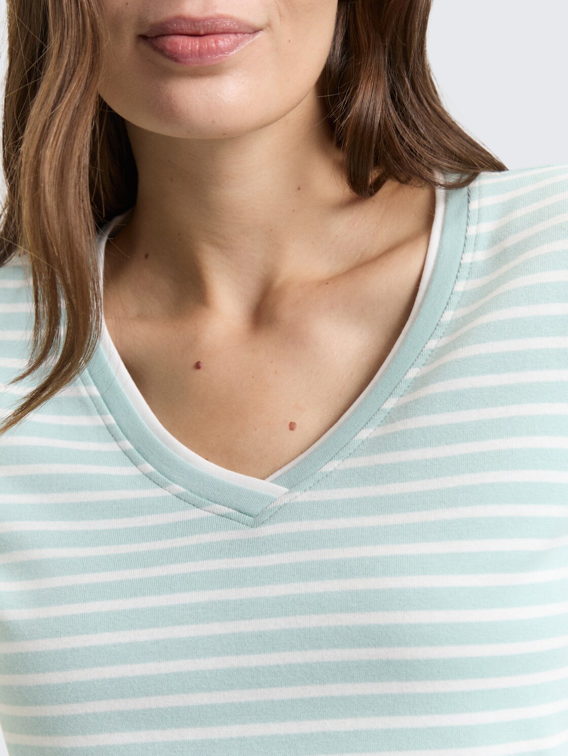 Slim Fit T-Shirt mit V-Ausschnitt - blue haze offwhite stripe - Detail-Model-Ansicht