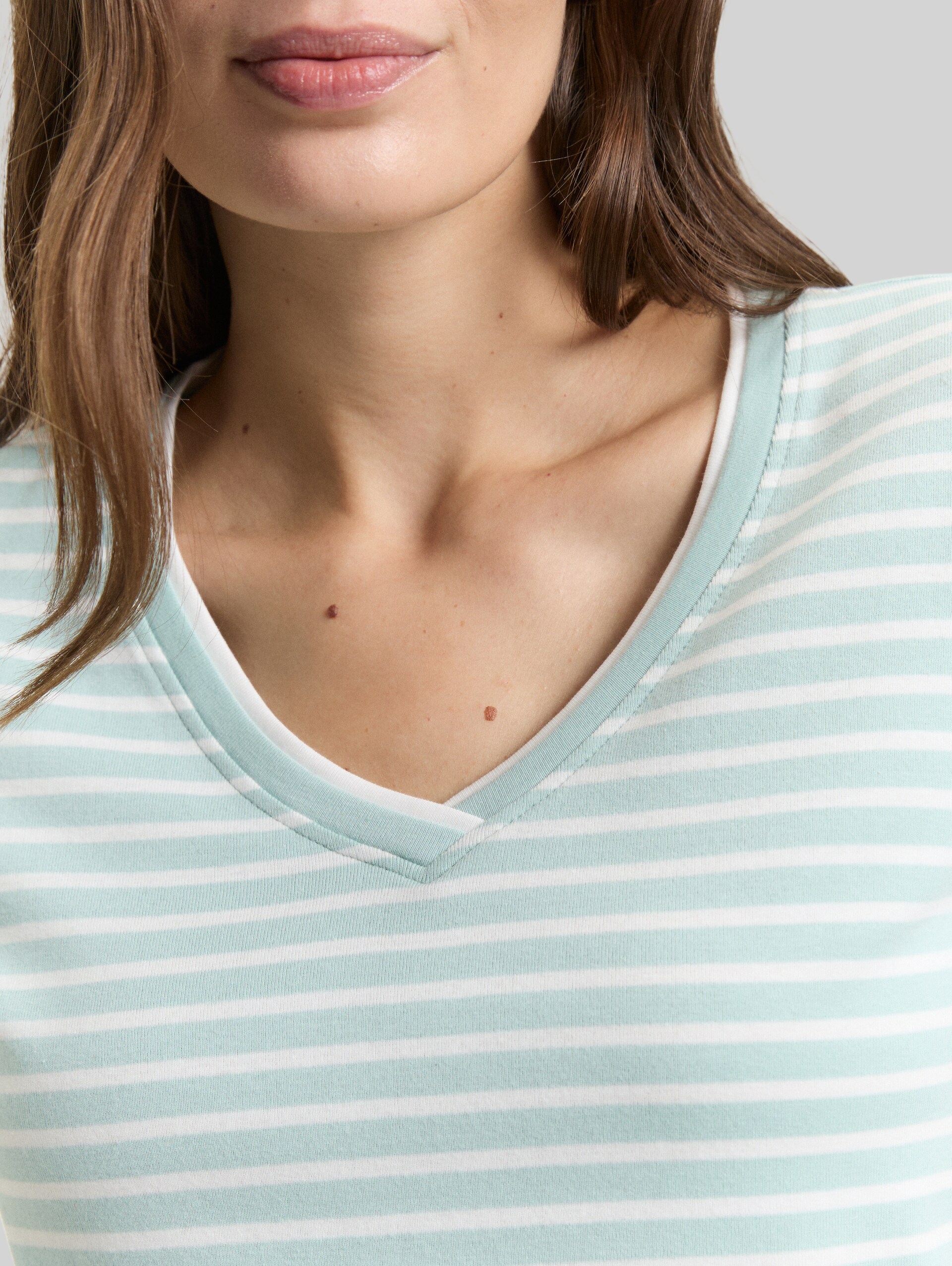 Slim fit T-shirt with V-neck - blue haze offwhite stripe - Detail model view