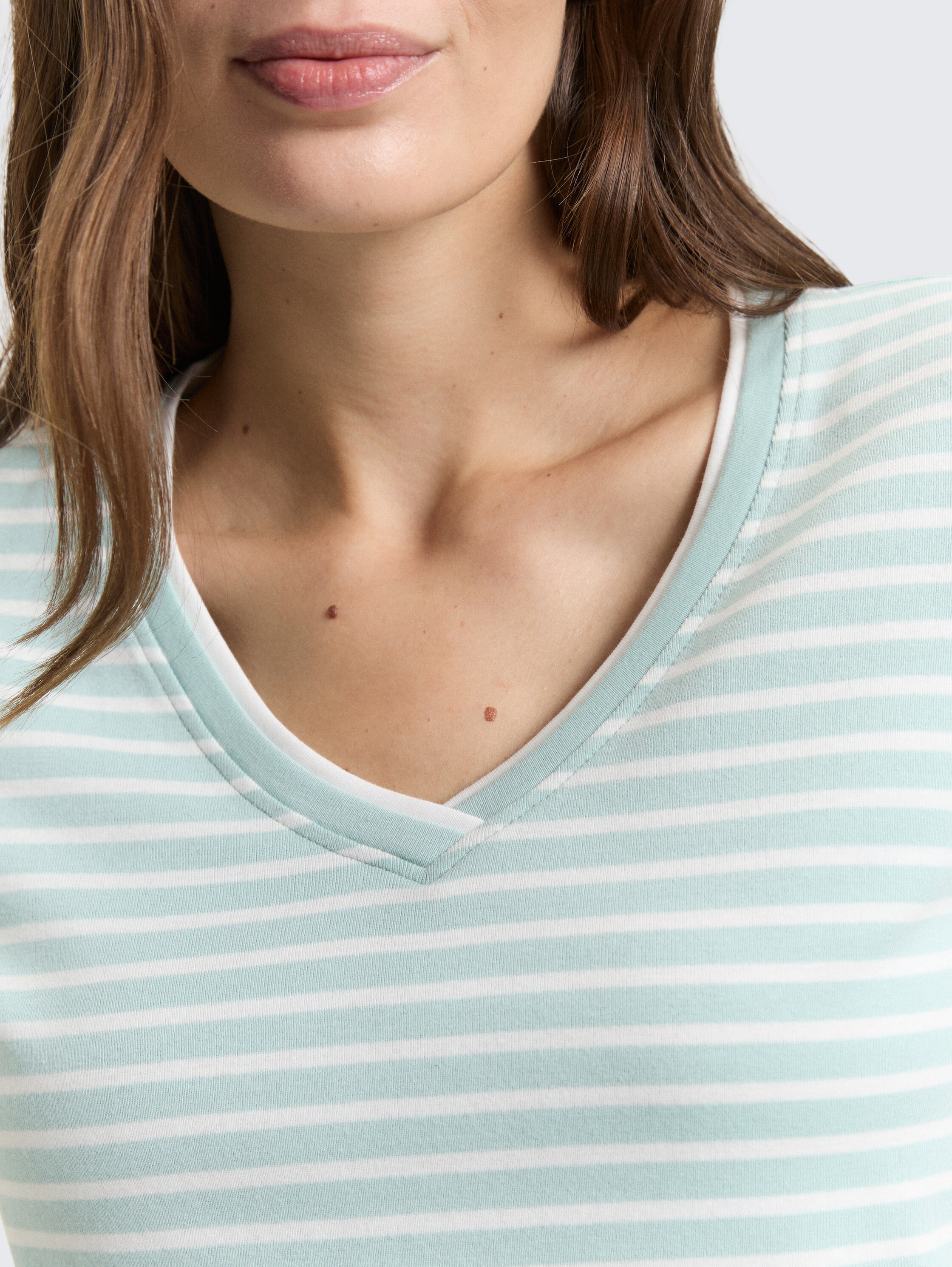 Slim fit T-shirt met V-hals - blue haze offwhite stripe - Detailaanzicht model