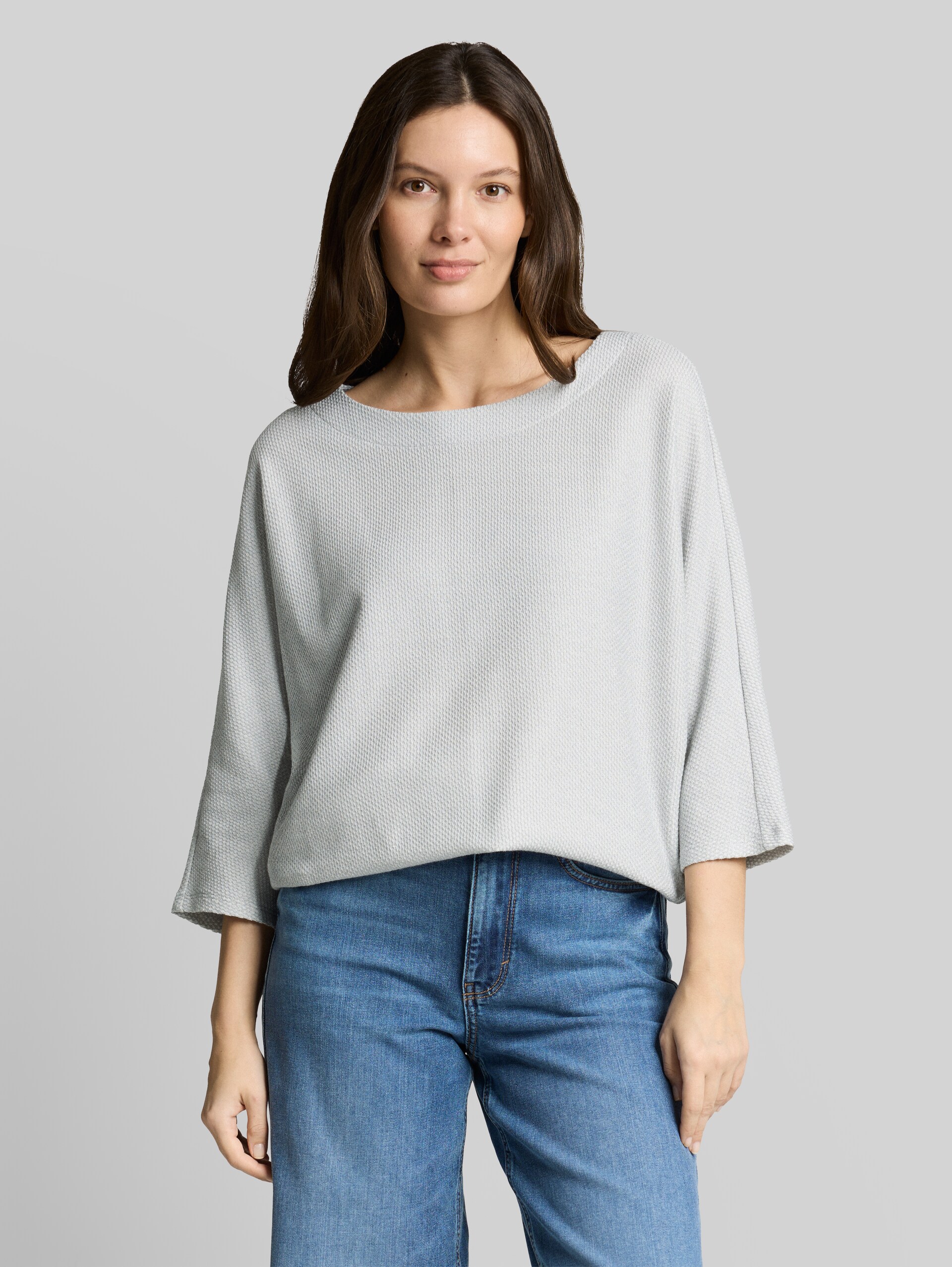 Long-sleeved shirt with batwing sleeves - soft dusty blue melange - Neckline model front view