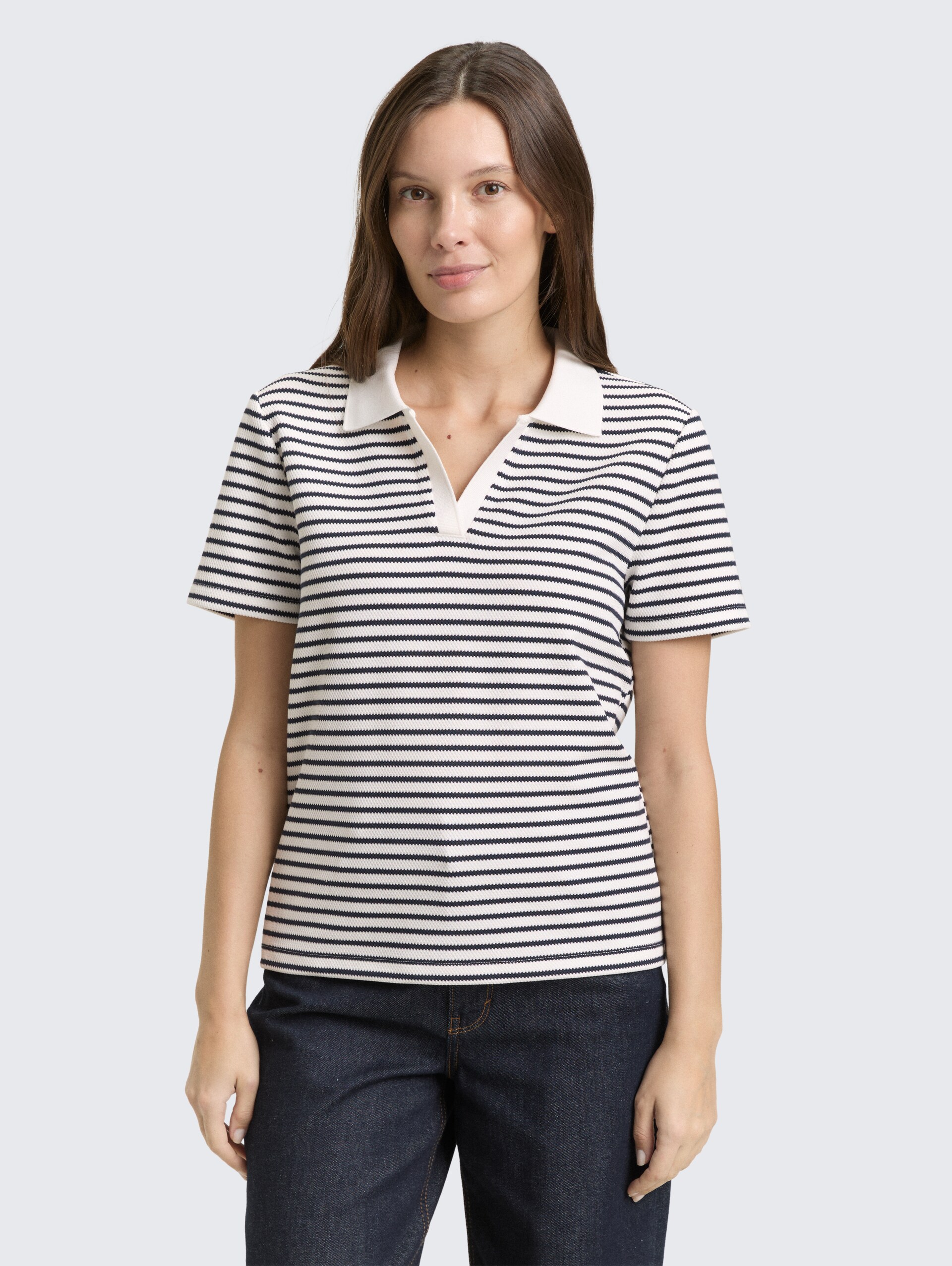 Poloshirt met streepjesmotief - blue offwhite stripe structure - Nek model vooraanzicht