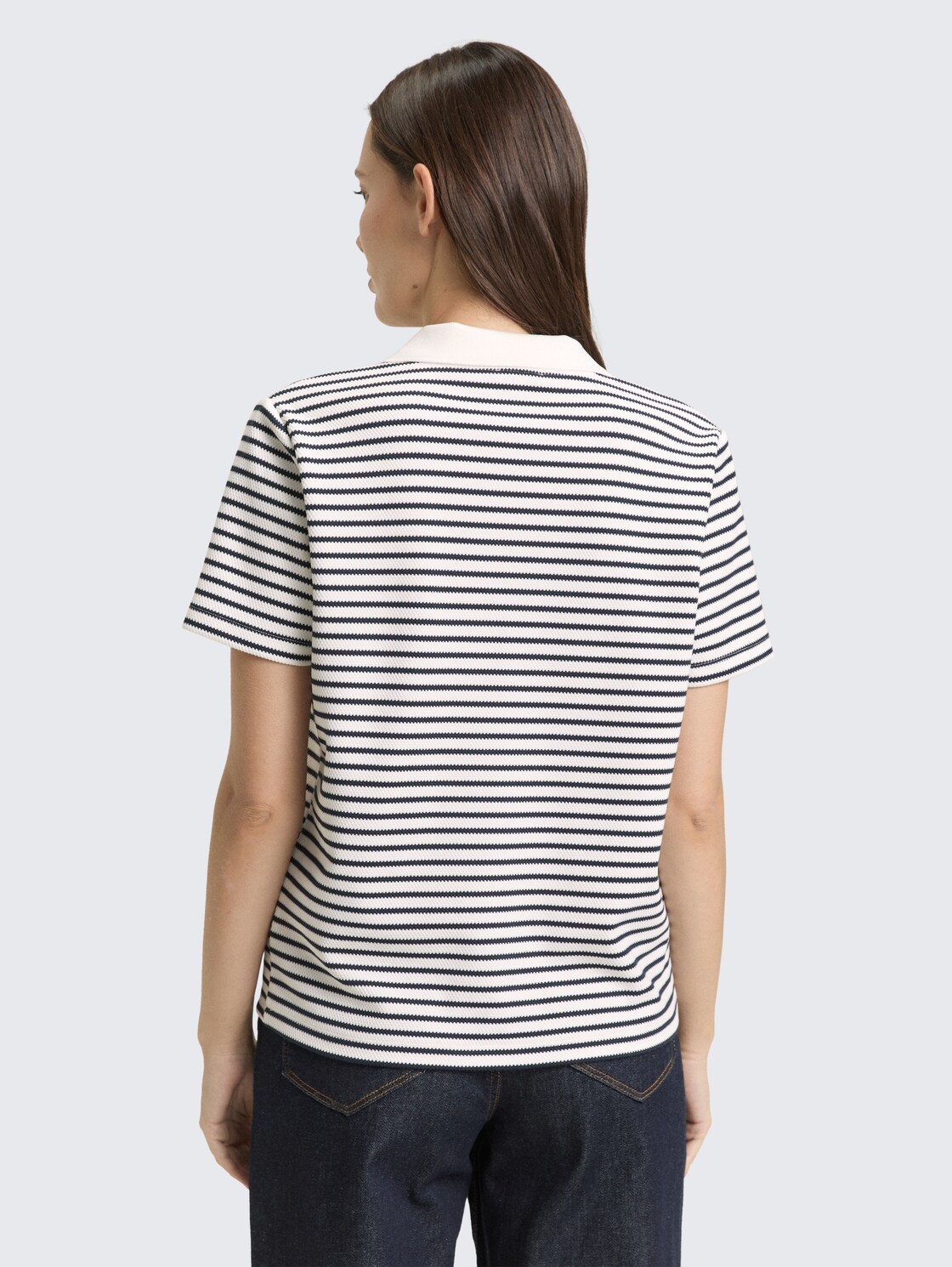 Poloshirt mit Streifenmuster - blue offwhite stripe structure - Auschnitt Model-Rückansicht