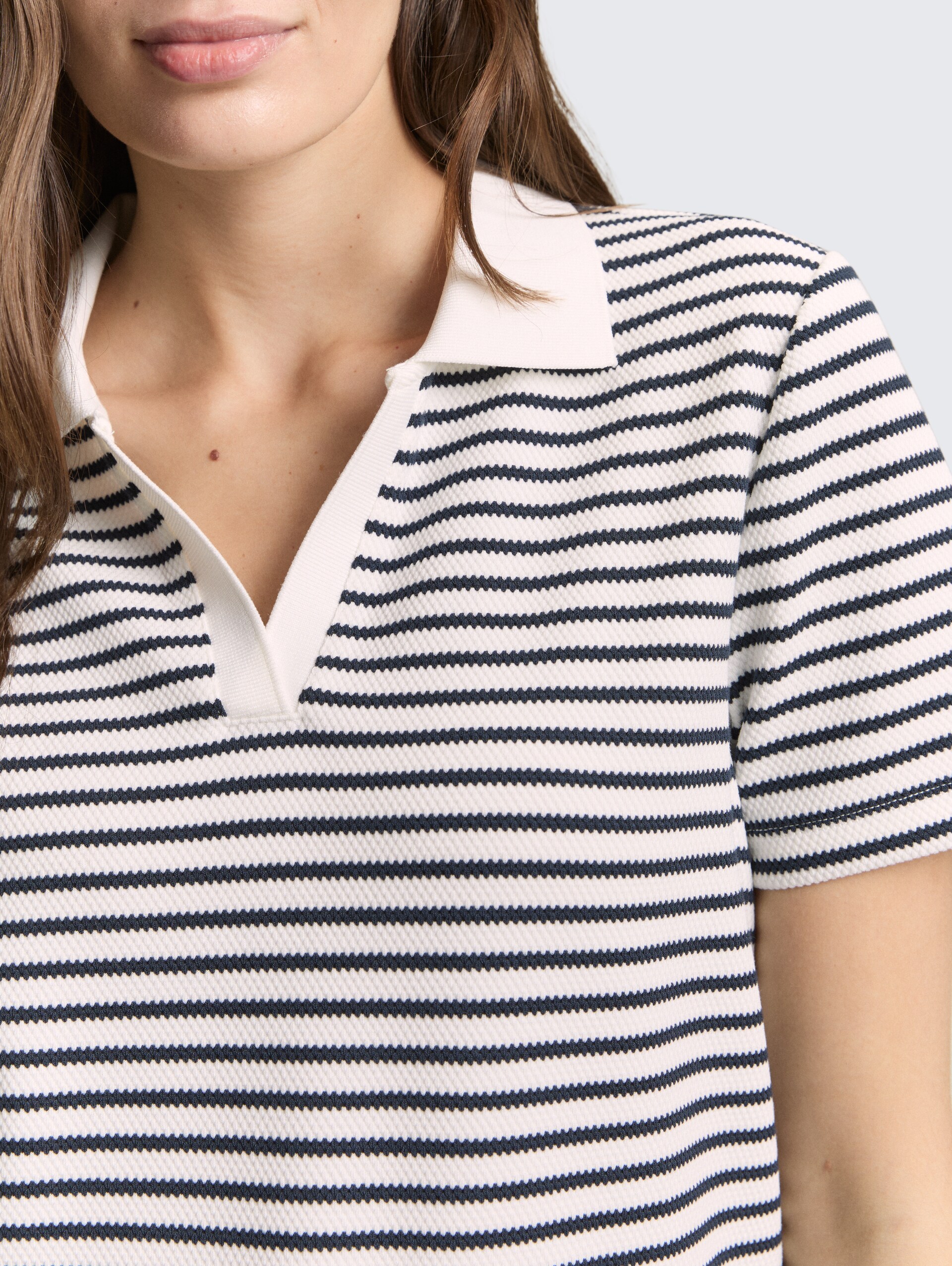 Poloshirt met streepjesmotief - blue offwhite stripe structure - Detailaanzicht model