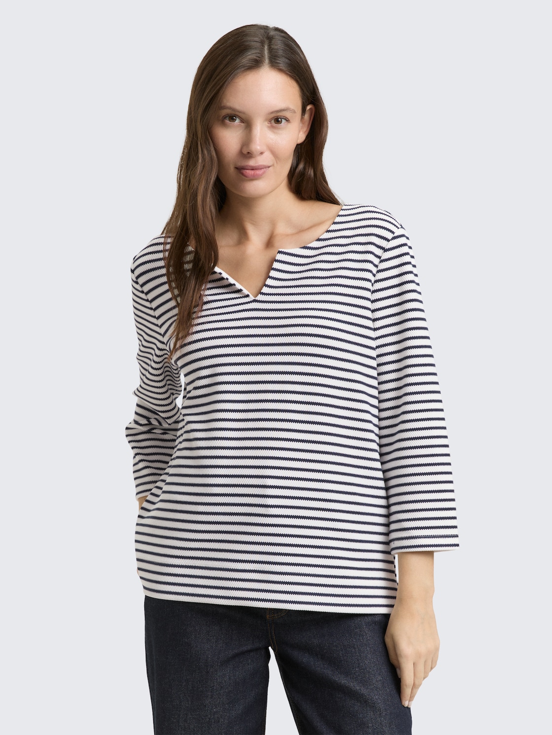 Langarmshirt mit Streifenmuster - blue offwhite stripe structure - Ausschnitt Model-Vorderansicht
