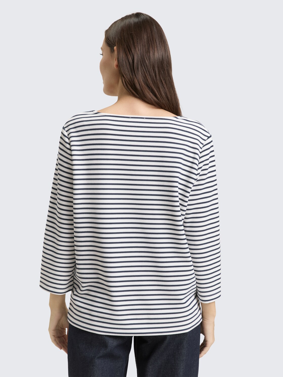 Langarmshirt mit Streifenmuster - blue offwhite stripe structure - Auschnitt Model-Rückansicht