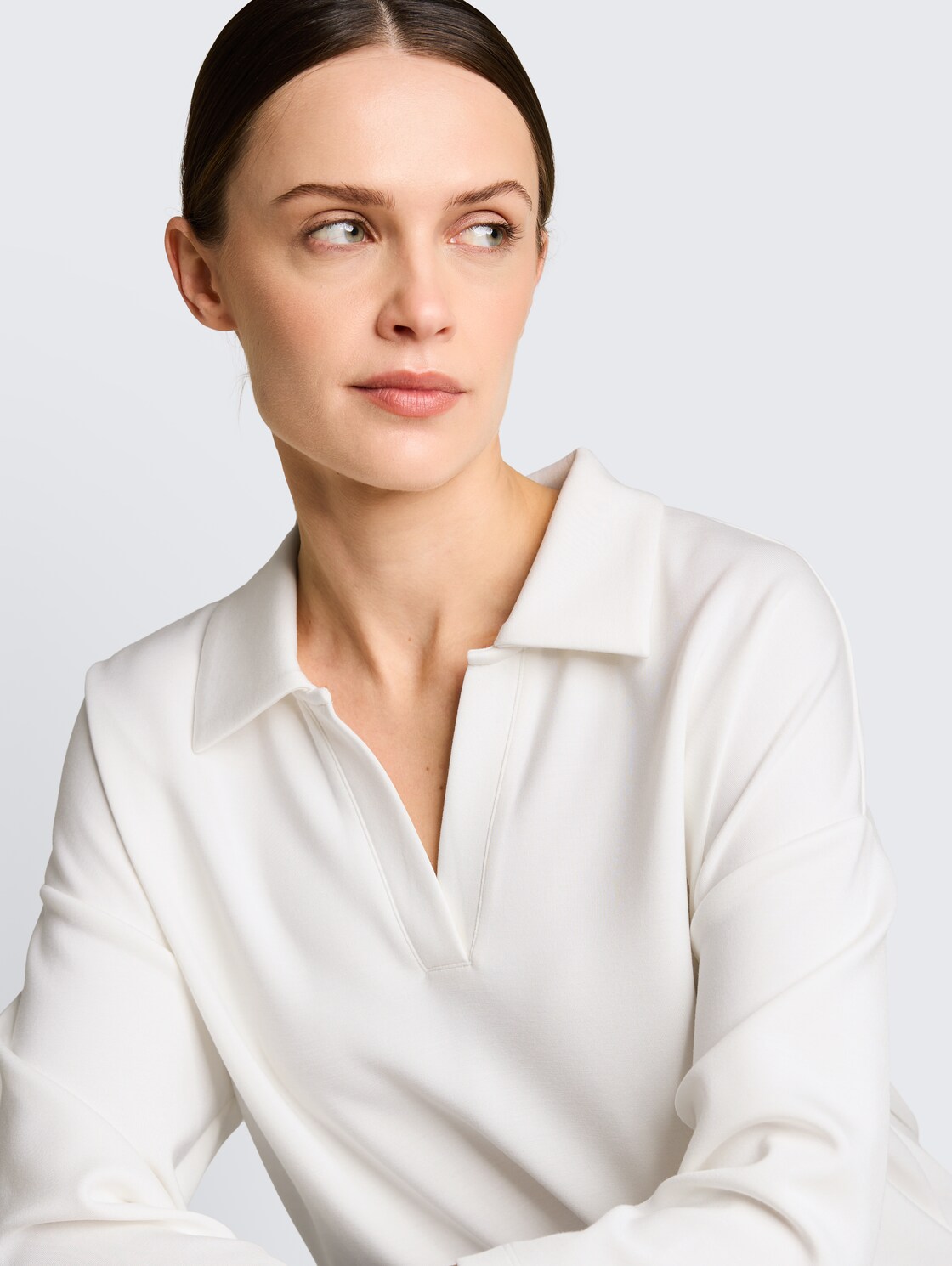 Loose Fit Scuba Langarmshirt mit Polokragen - Whisper White - Detail-Model-Ansicht