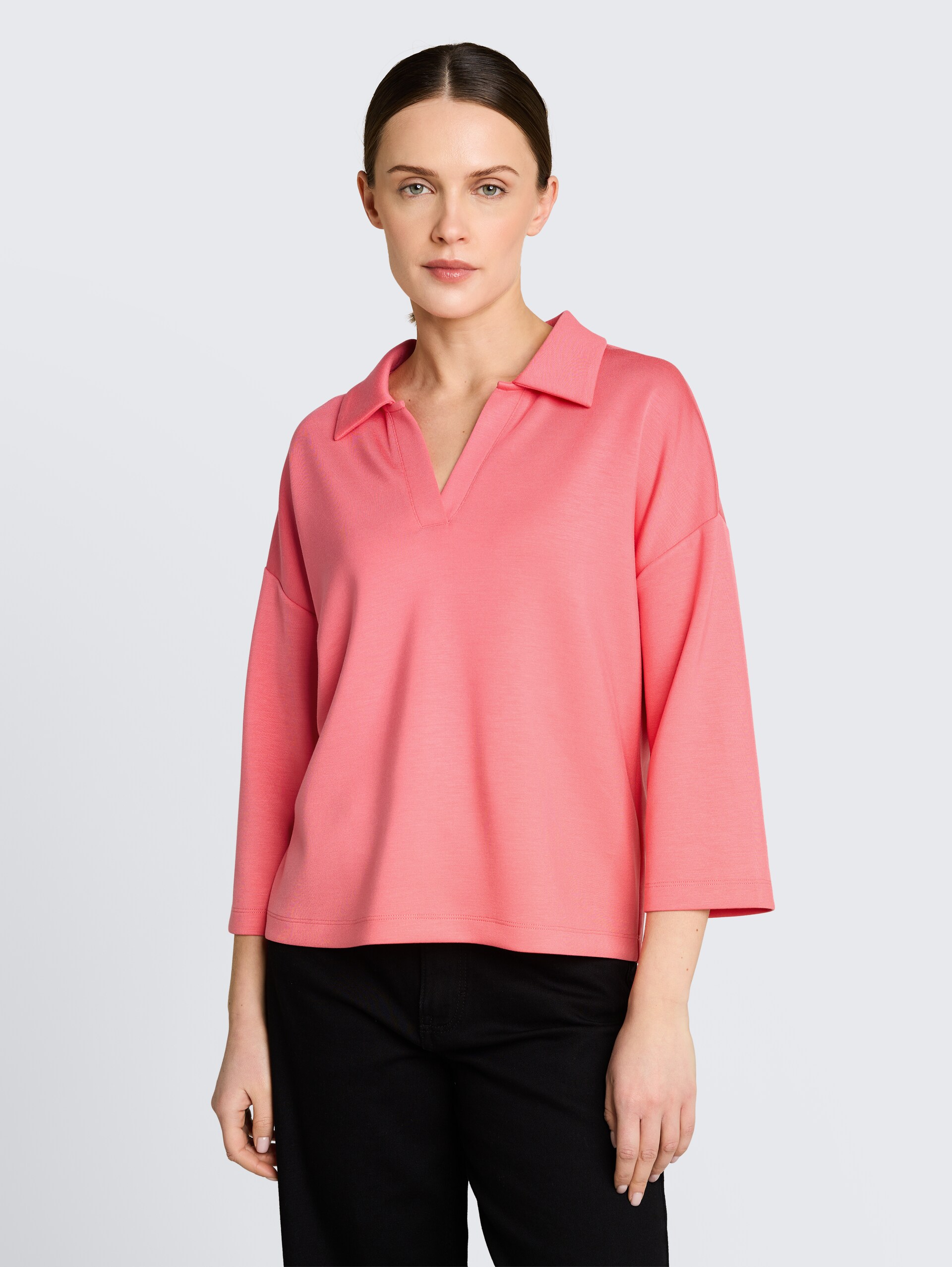 Loose Fit Scuba Langarmshirt mit Polokragen - soft coral pink - Ausschnitt Model-Vorderansicht