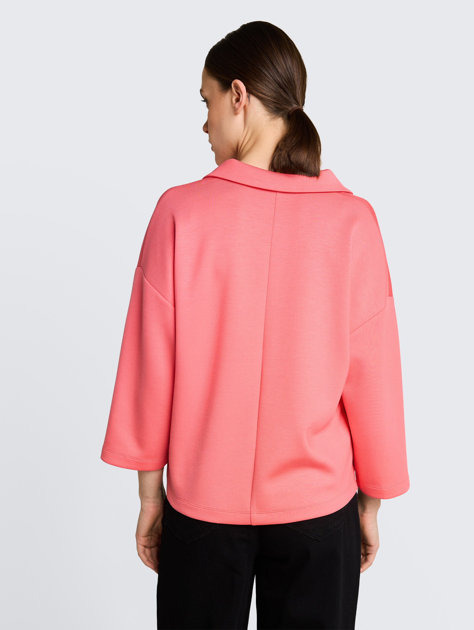 Loose Fit Scuba Langarmshirt mit Polokragen - soft coral pink - Auschnitt Model-Rückansicht