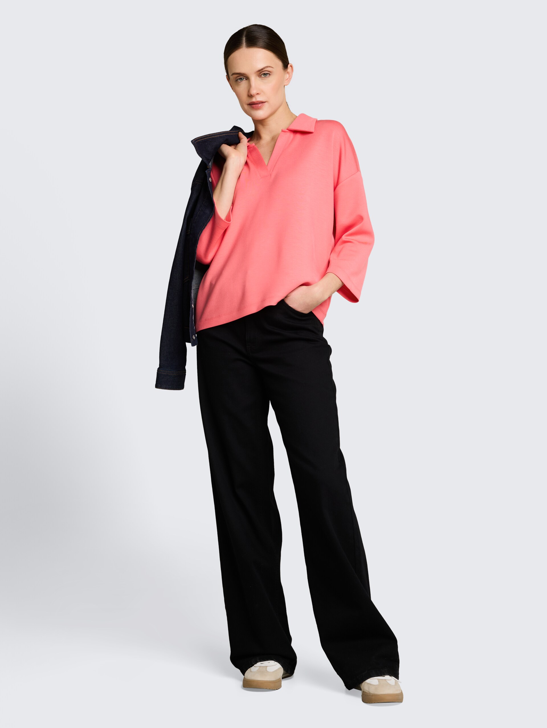Loose Fit Scuba Langarmshirt mit Polokragen - soft coral pink - Model-Vorderansicht