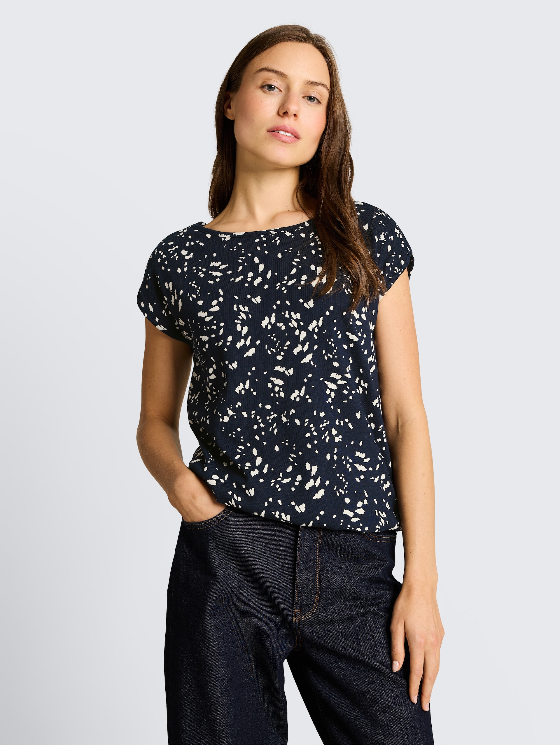 T-Shirt aus Baumwolle - navy dot - Ausschnitt Model-Vorderansicht