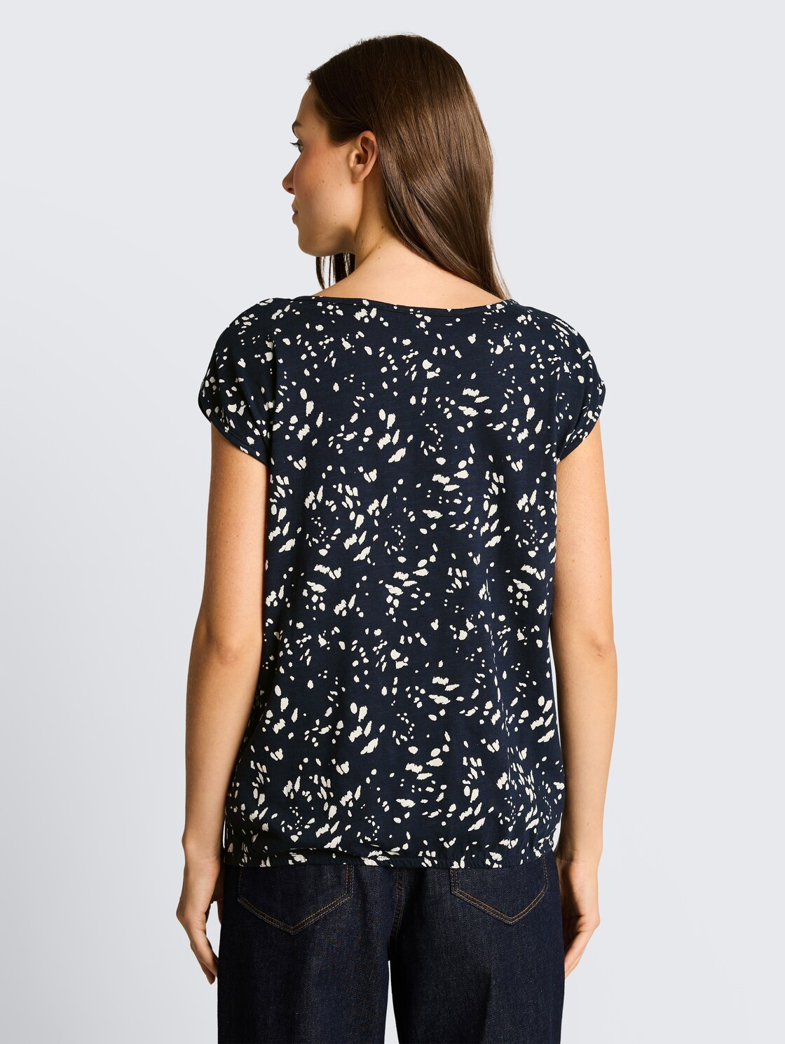 T-Shirt aus Baumwolle - navy dot - Auschnitt Model-Rückansicht