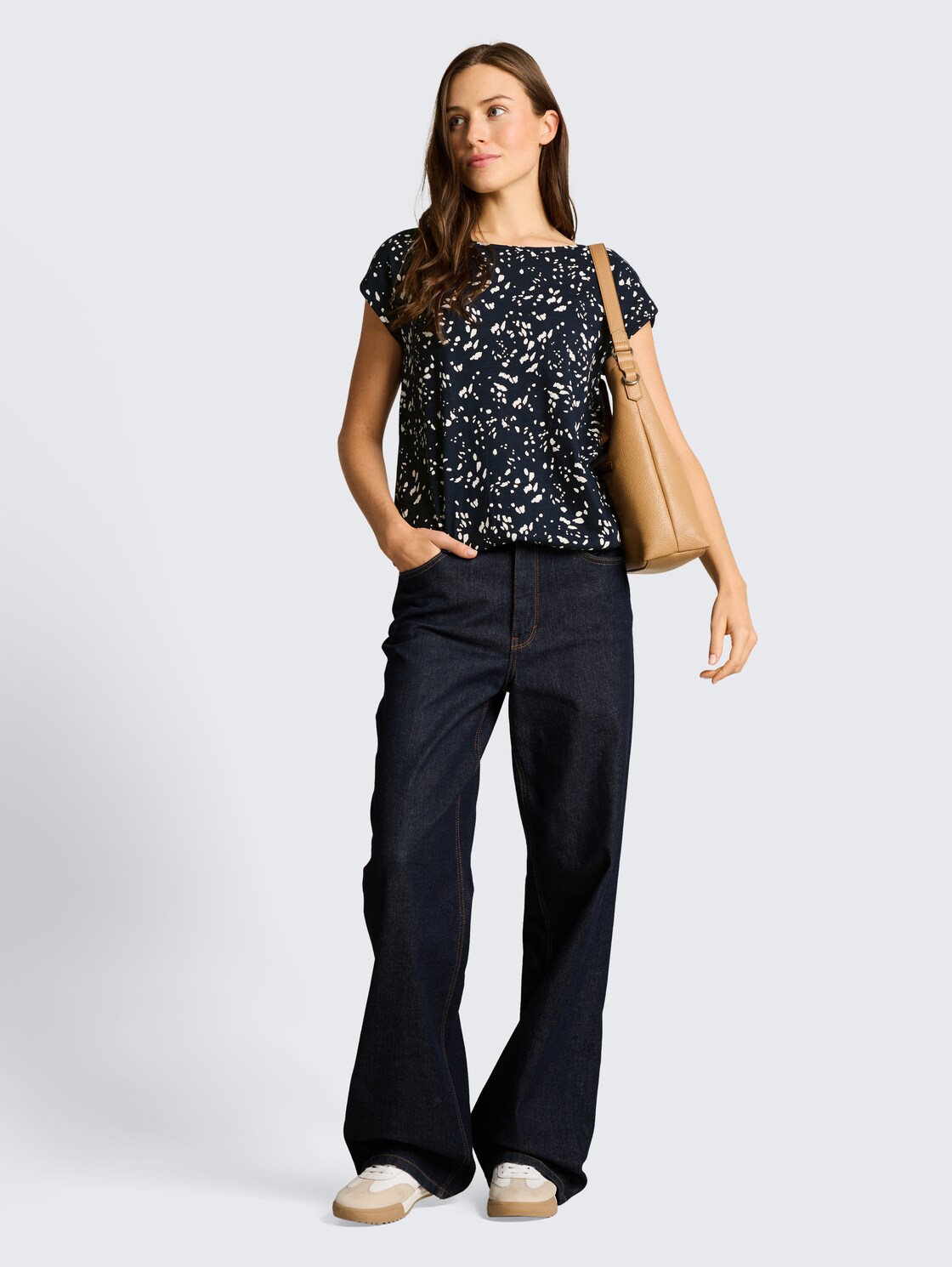 T-Shirt aus Baumwolle - navy dot - Model-Vorderansicht