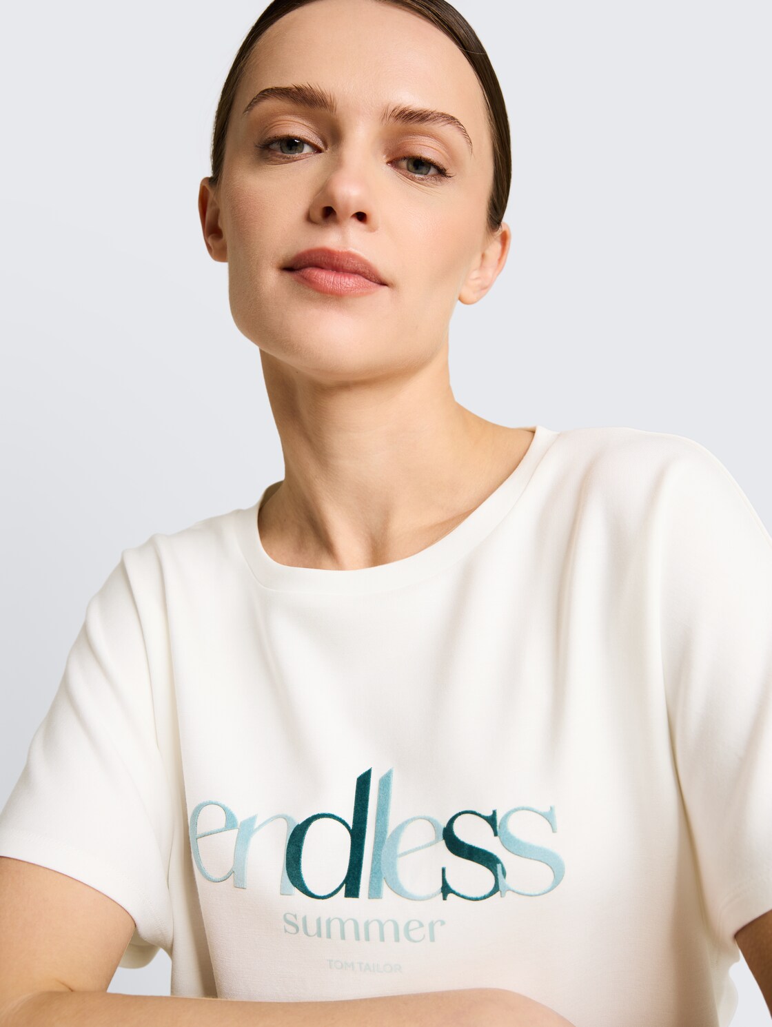 Loose Fit Scuba T-Shirt mit Print - Whisper White - Detail-Model-Ansicht