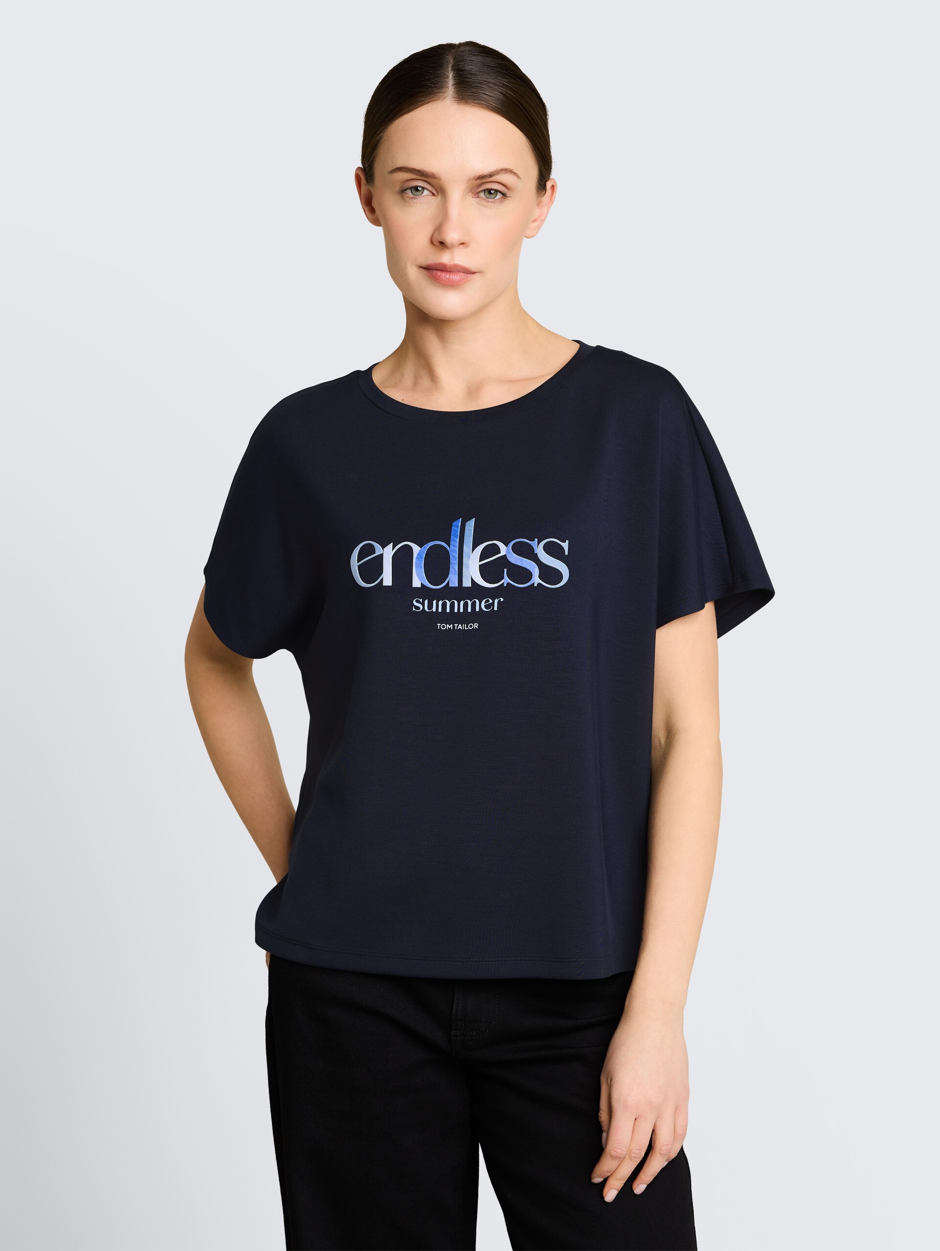 Loose Fit Scuba T-Shirt mit Print - sky captain blue - Ausschnitt Model-Vorderansicht