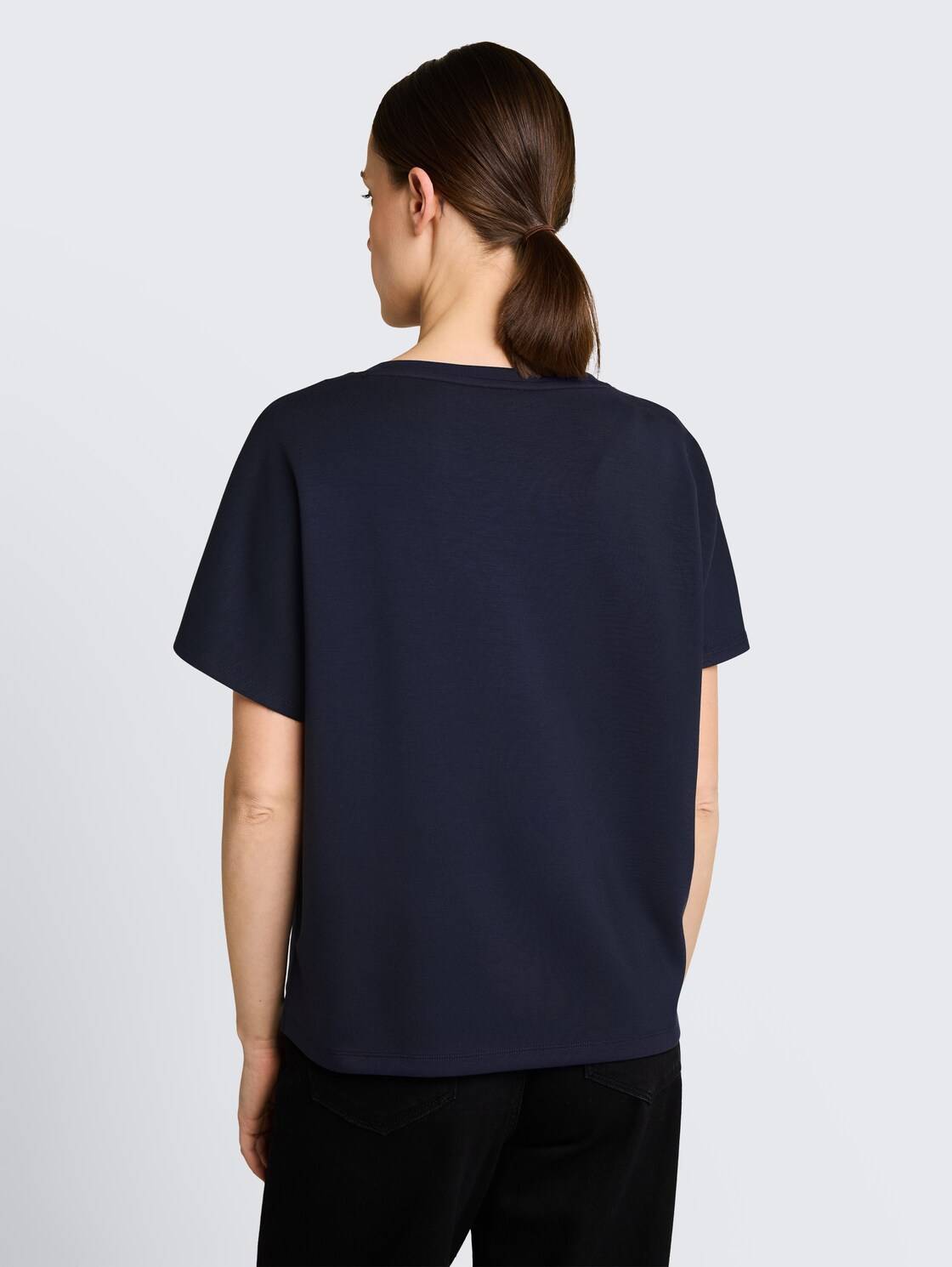 Loose Fit Scuba T-Shirt mit Print - sky captain blue - Auschnitt Model-Rückansicht