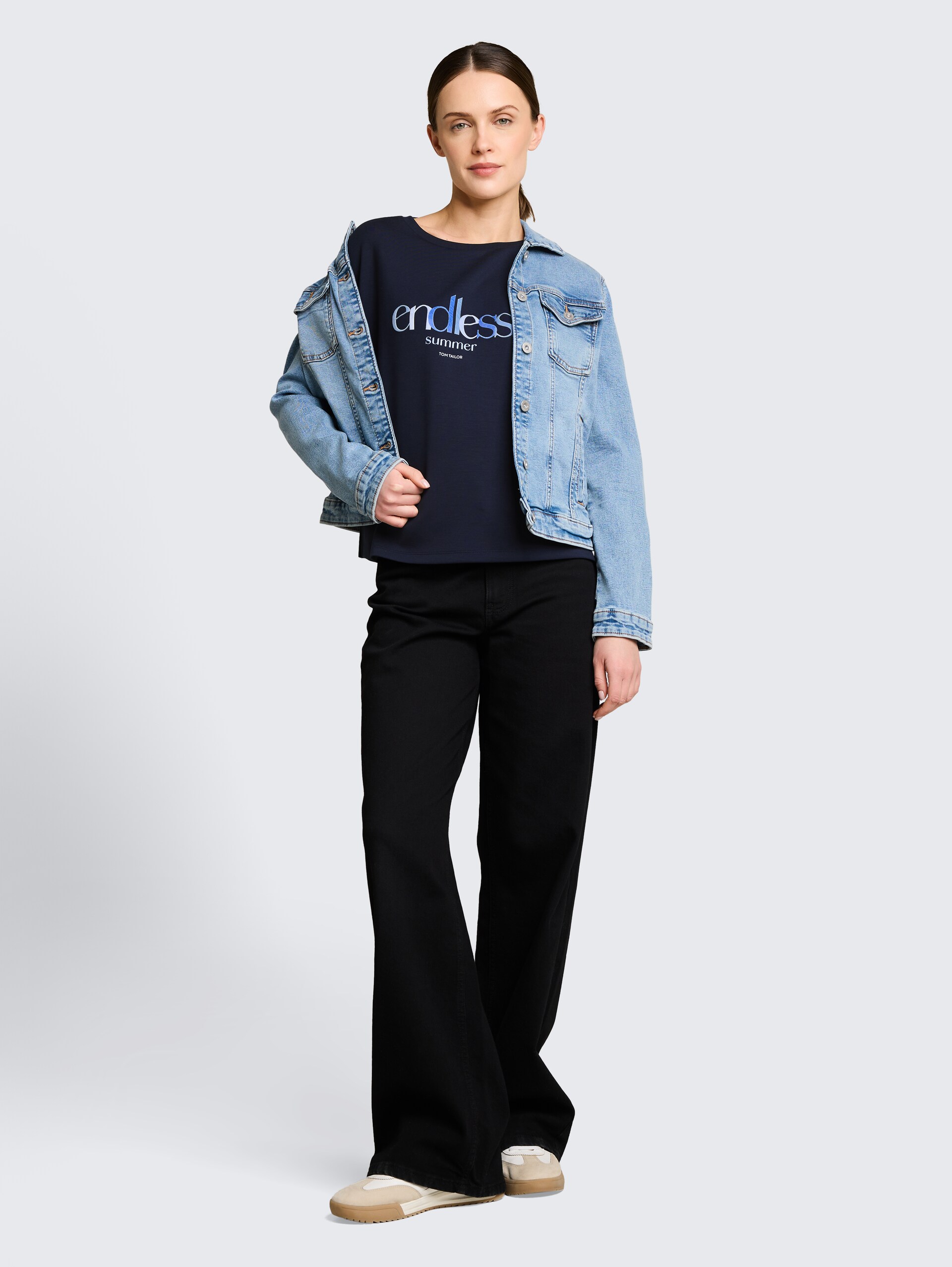 Loose Fit Scuba T-Shirt mit Print - sky captain blue - Model-Vorderansicht