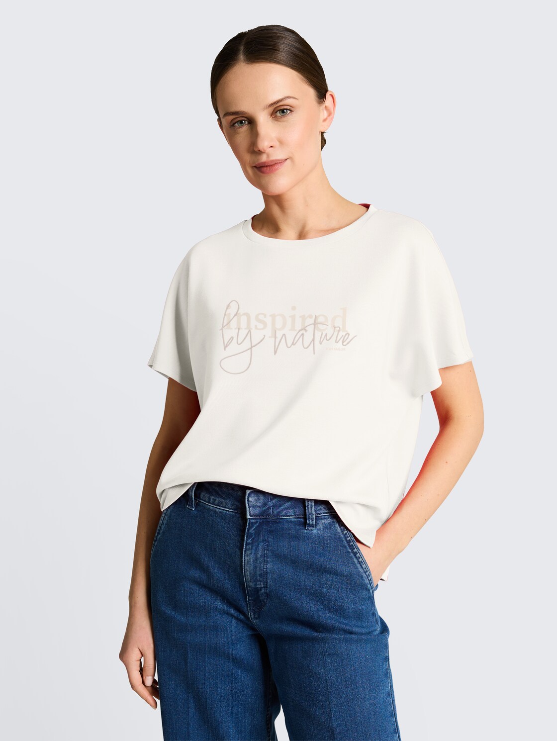 Loose Fit Scuba T-Shirt mit Print - off white 3 - Ausschnitt Model-Vorderansicht