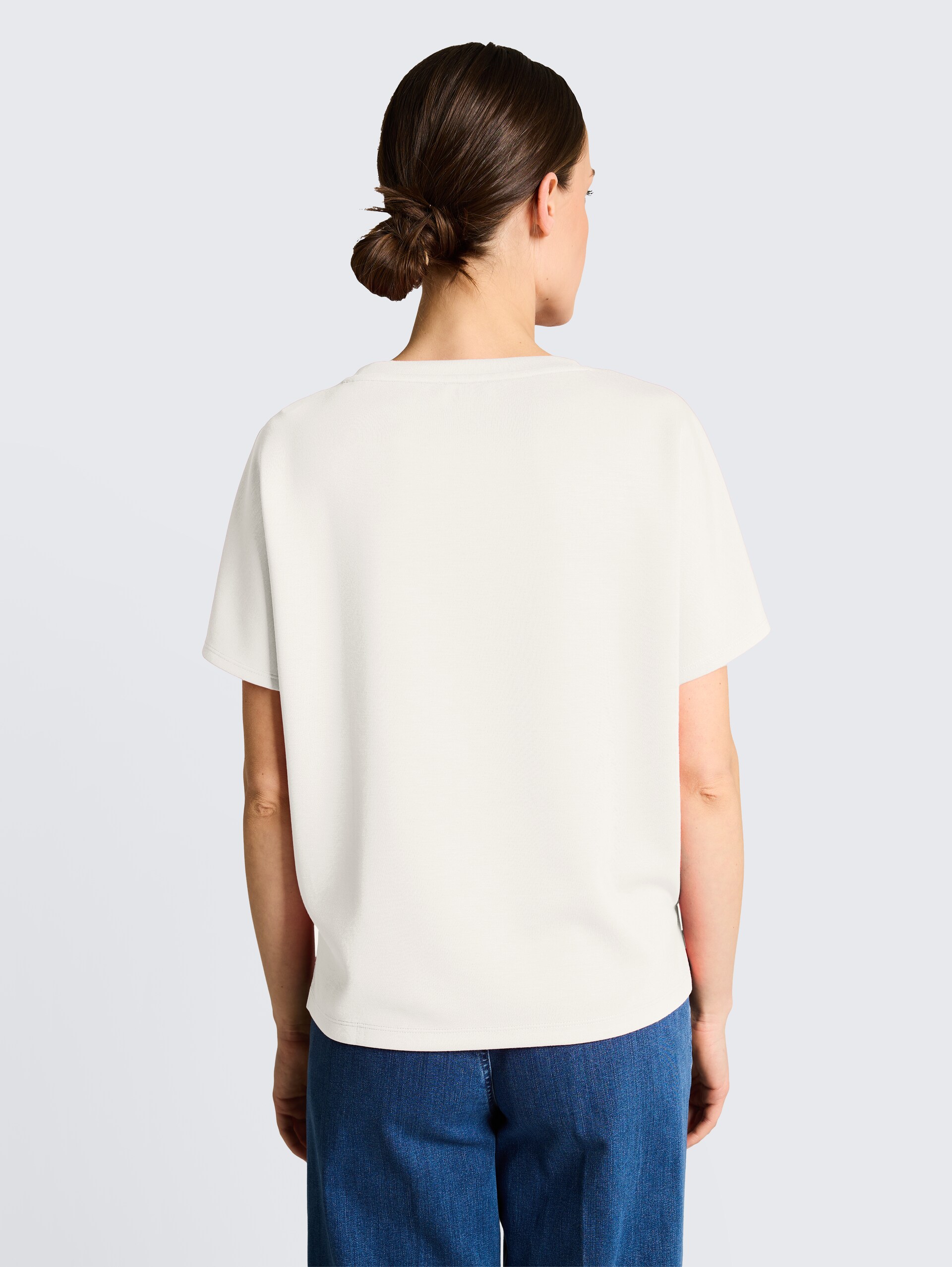 Loose Fit Scuba T-Shirt mit Print - off white 3 - Auschnitt Model-Rückansicht