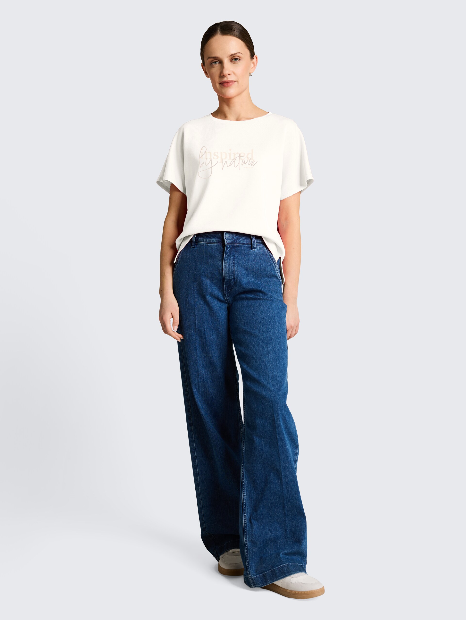 Loose Fit Scuba T-Shirt mit Print - off white 3 - Model-Vorderansicht