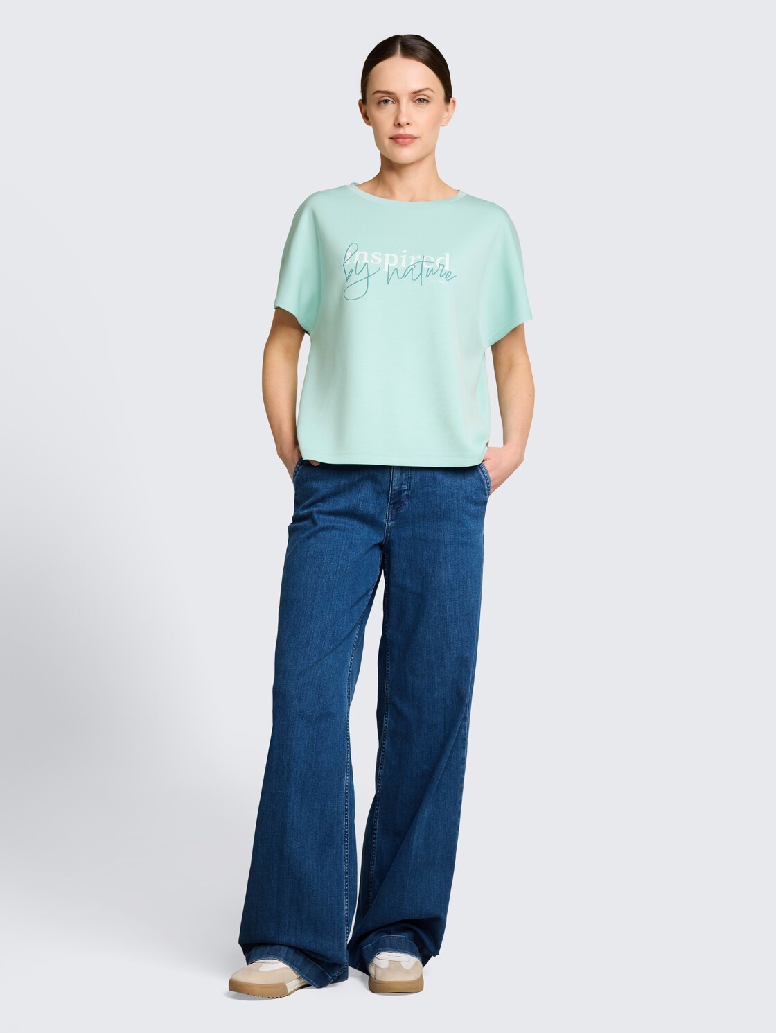 Loose Fit Scuba T-Shirt mit Print - blue haze - Model-Vorderansicht