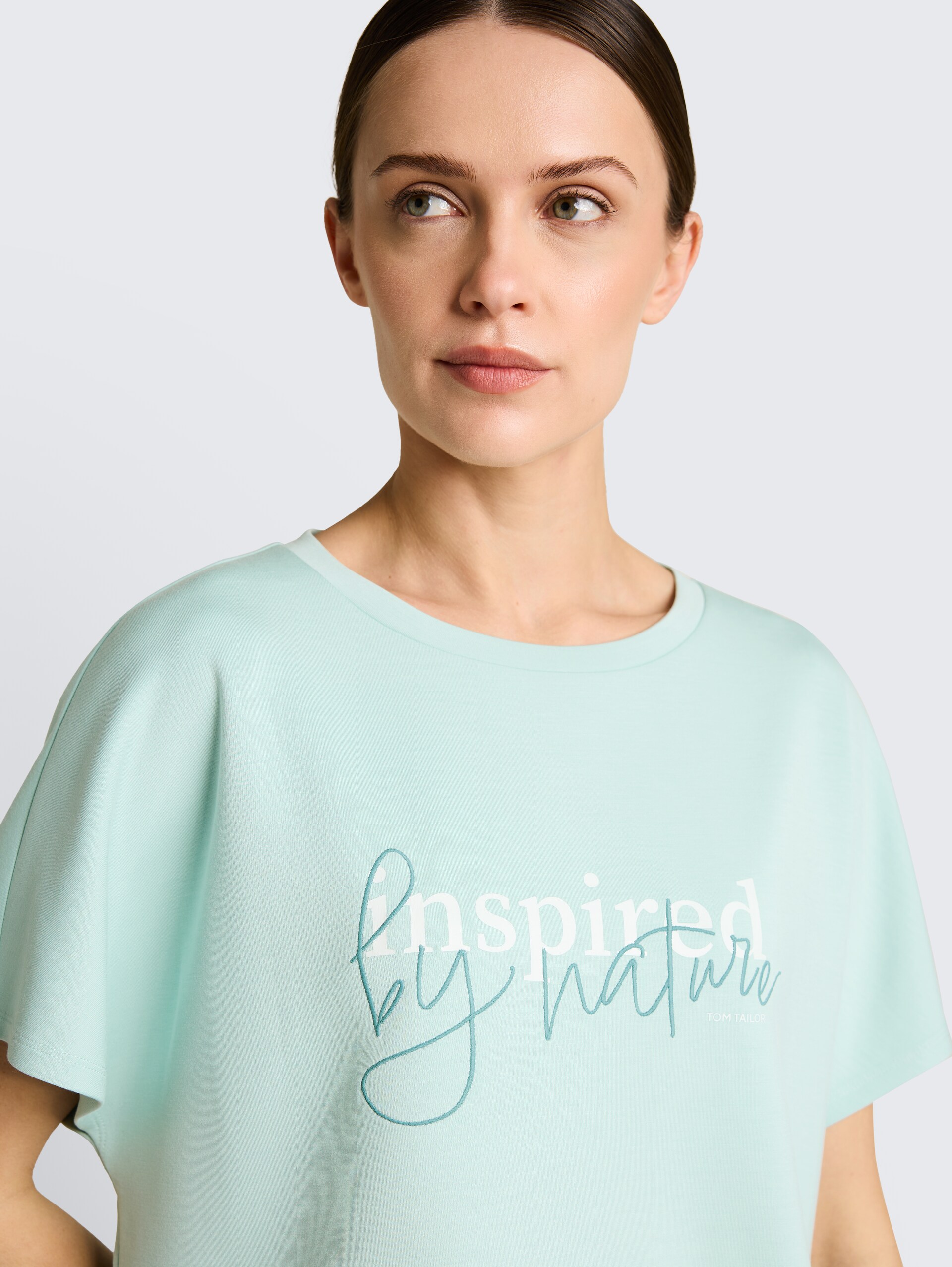 Loose Fit Scuba T-Shirt mit Print - blue haze - Detail-Model-Ansicht