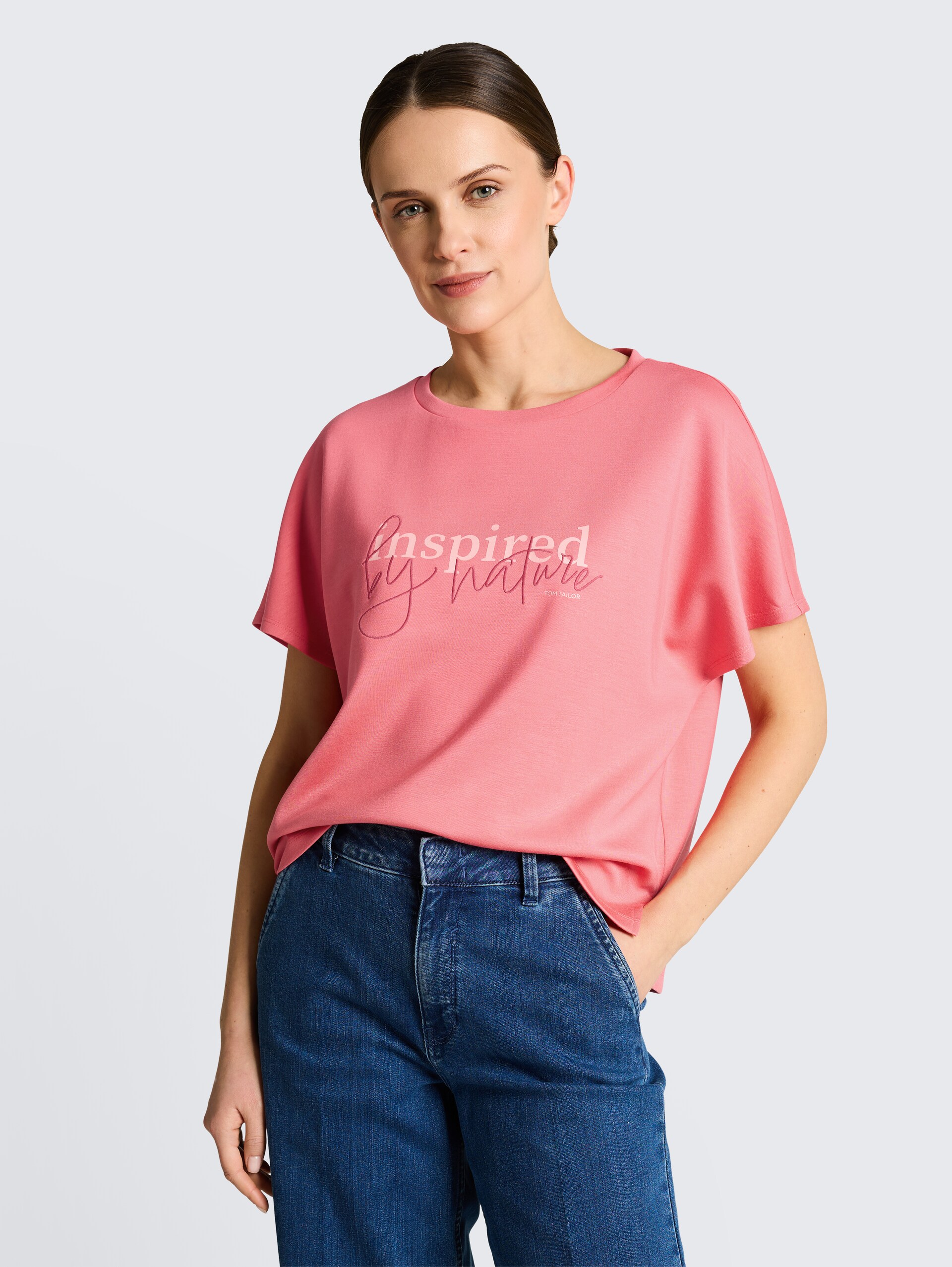 Loose Fit Scuba T-Shirt mit Print - soft coral pink - Ausschnitt Model-Vorderansicht