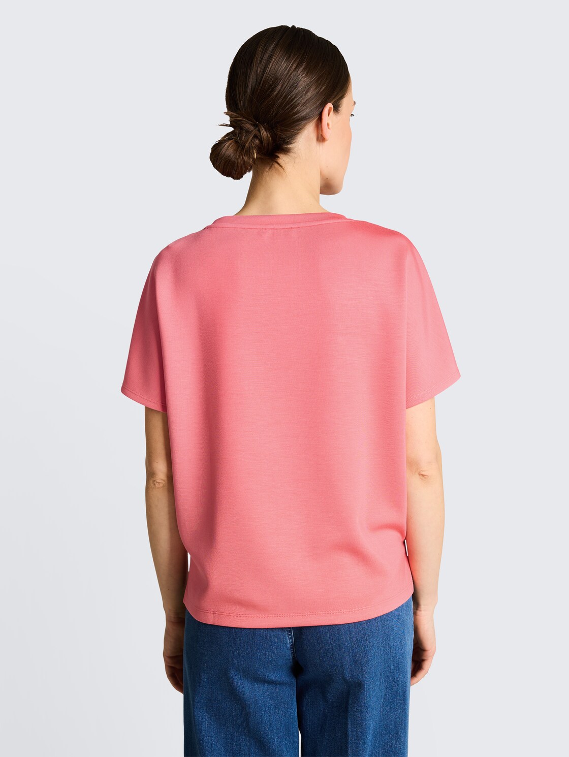 Loose Fit Scuba T-Shirt mit Print - soft coral pink - Auschnitt Model-Rückansicht