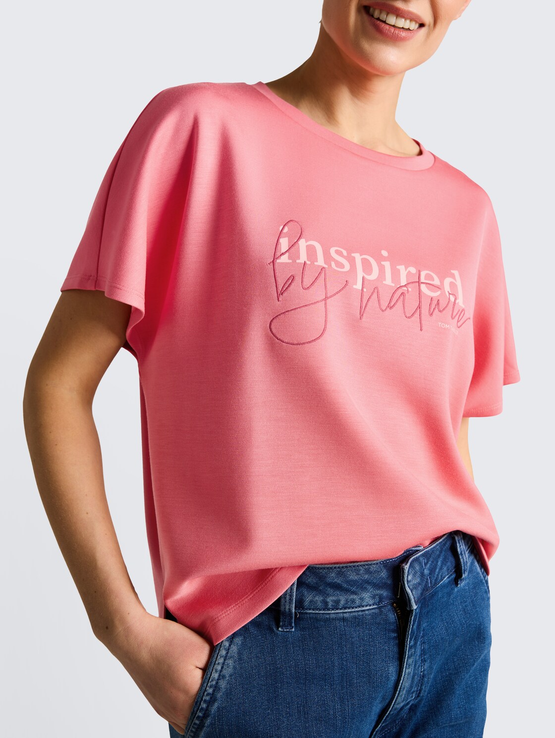 Loose Fit Scuba T-Shirt mit Print - soft coral pink - Detail-Model-Ansicht