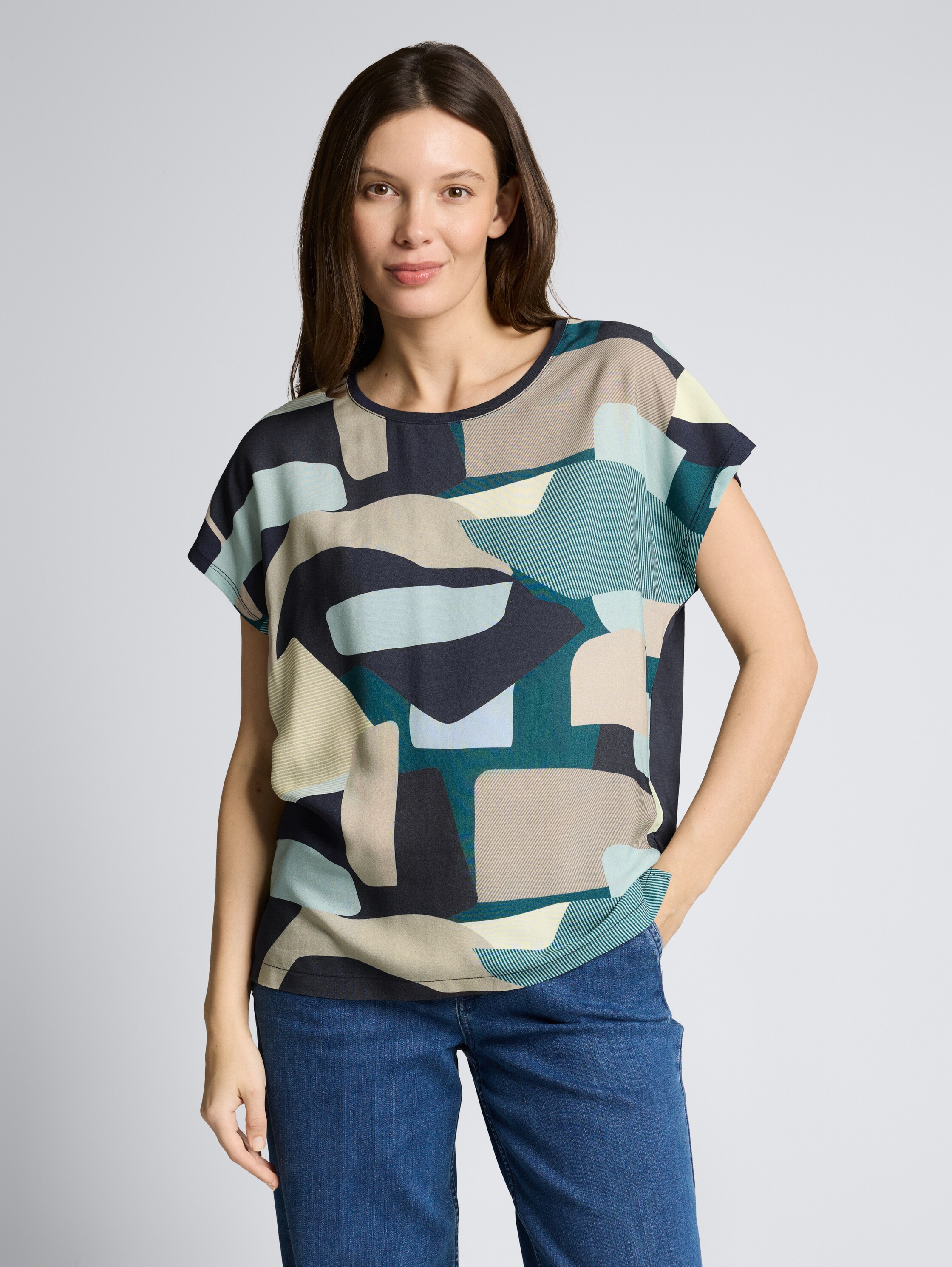T-shirt in materiaalmix - abstract stripe print - Nek model vooraanzicht