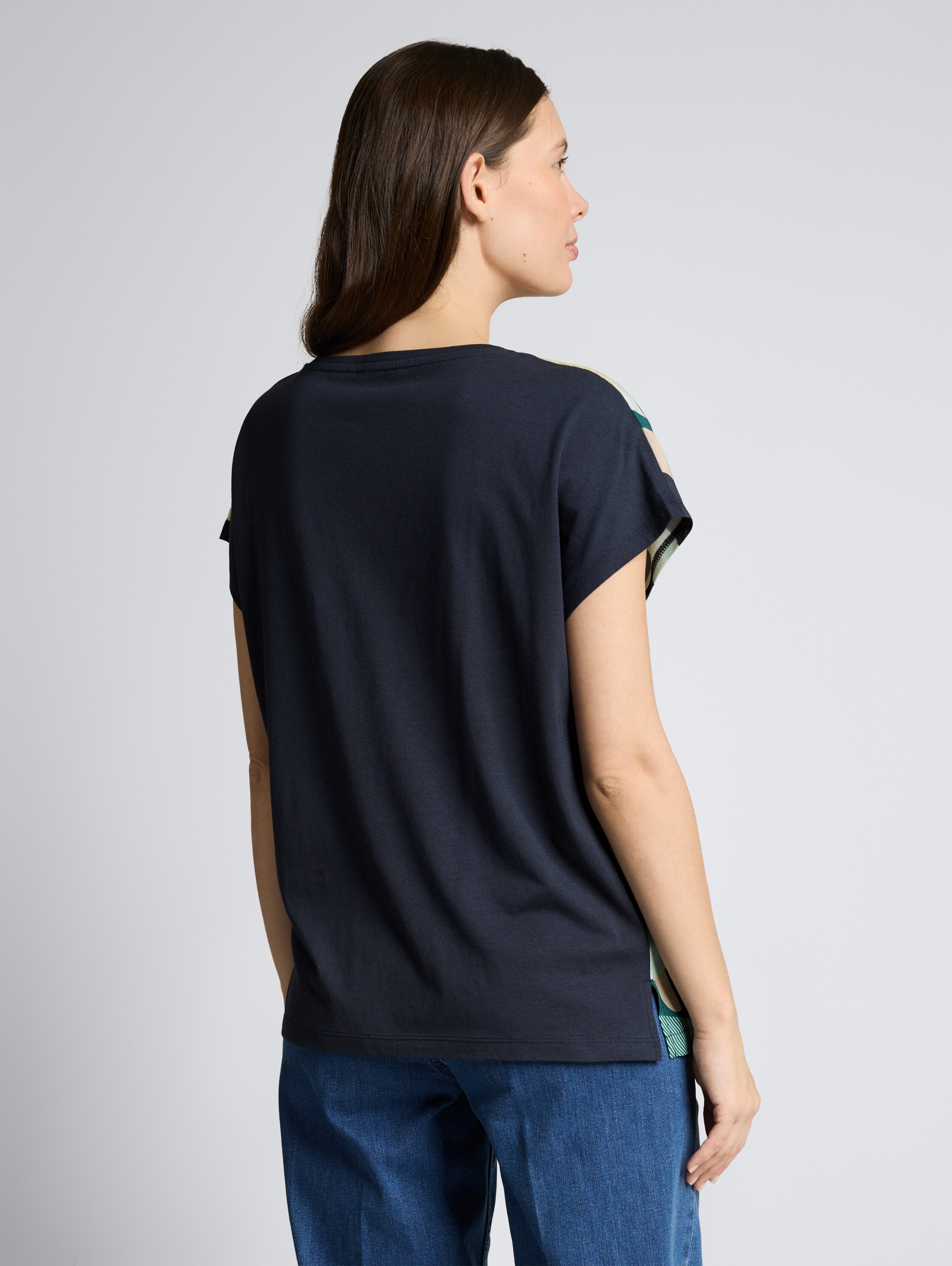 T-shirt in materiaalmix - abstract stripe print - Neklijn model-achteraanzicht