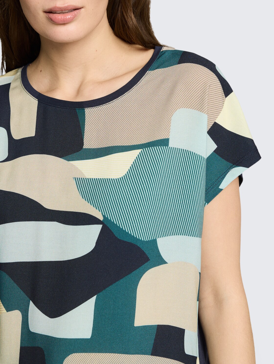 T-Shirt im Material-Mix - abstract stripe print - Detail-Model-Ansicht