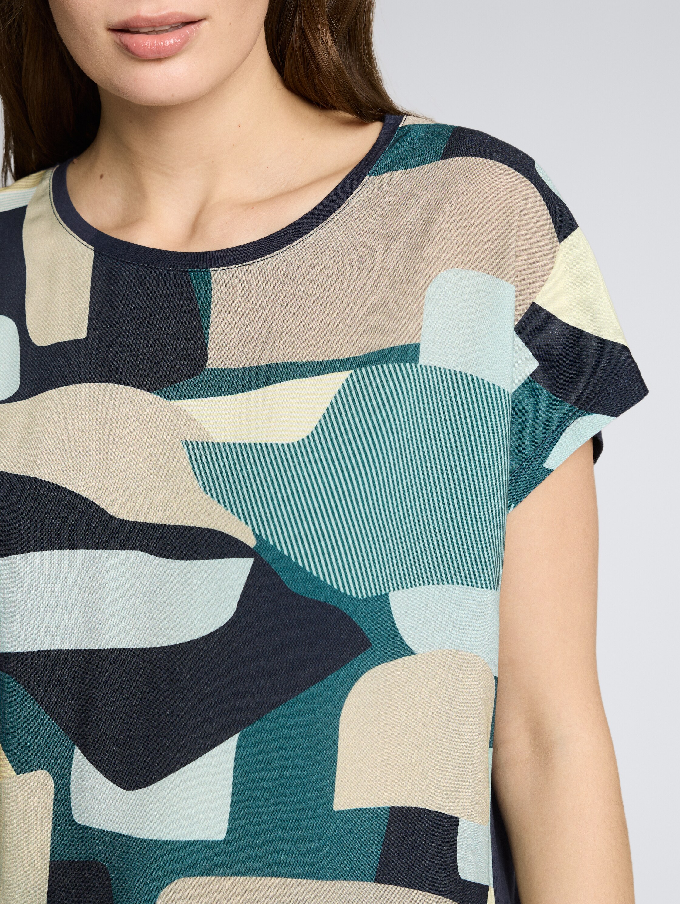 T-shirt in materiaalmix - abstract stripe print - Detailaanzicht model