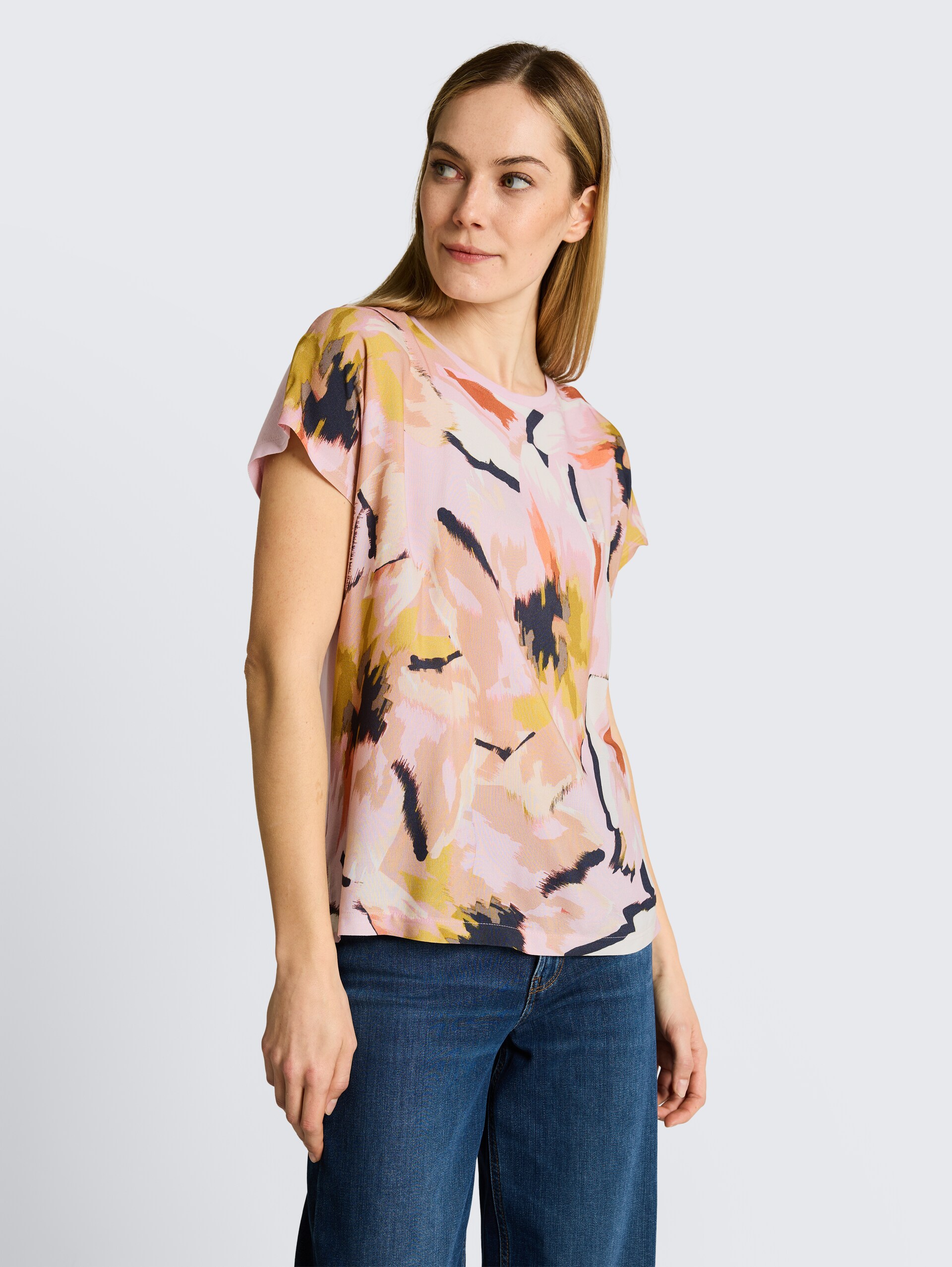 T-Shirt im Material-Mix - big abstract flower print - Ausschnitt Model-Vorderansicht