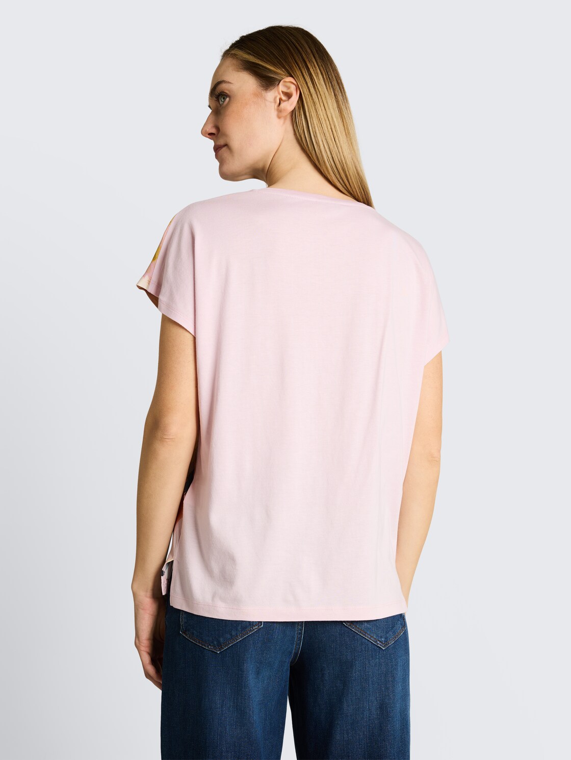 T-Shirt im Material-Mix - big abstract flower print - Auschnitt Model-Rückansicht