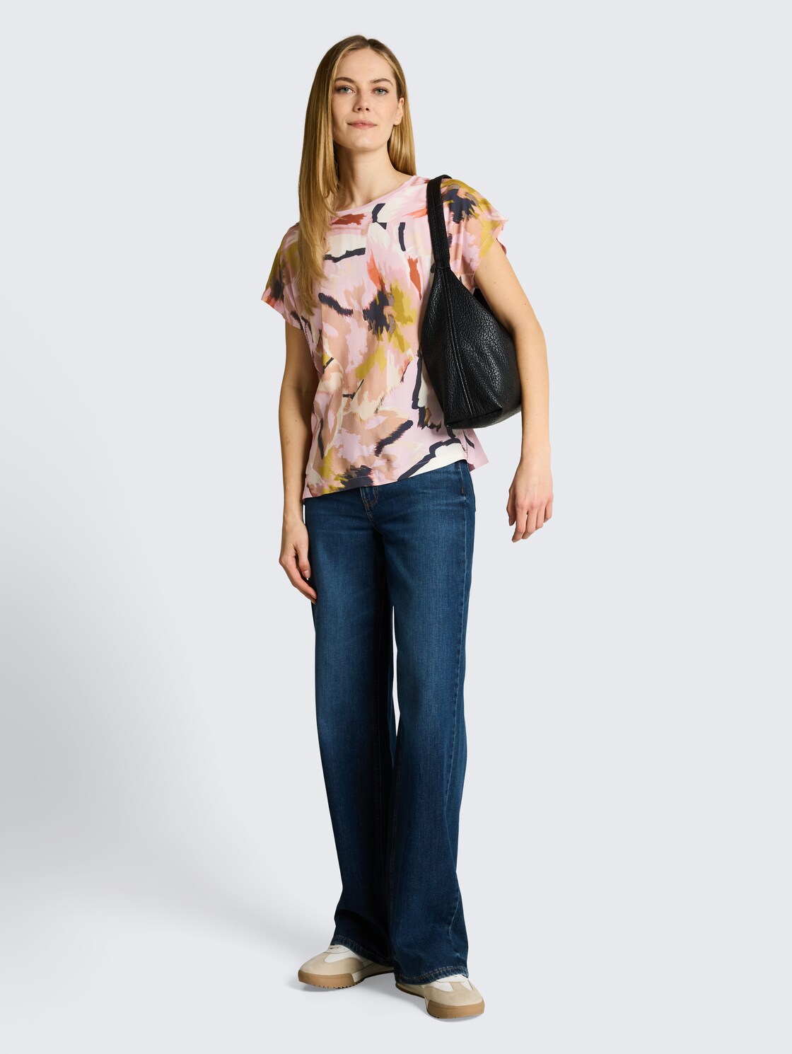 T-Shirt im Material-Mix - big abstract flower print - Model-Vorderansicht