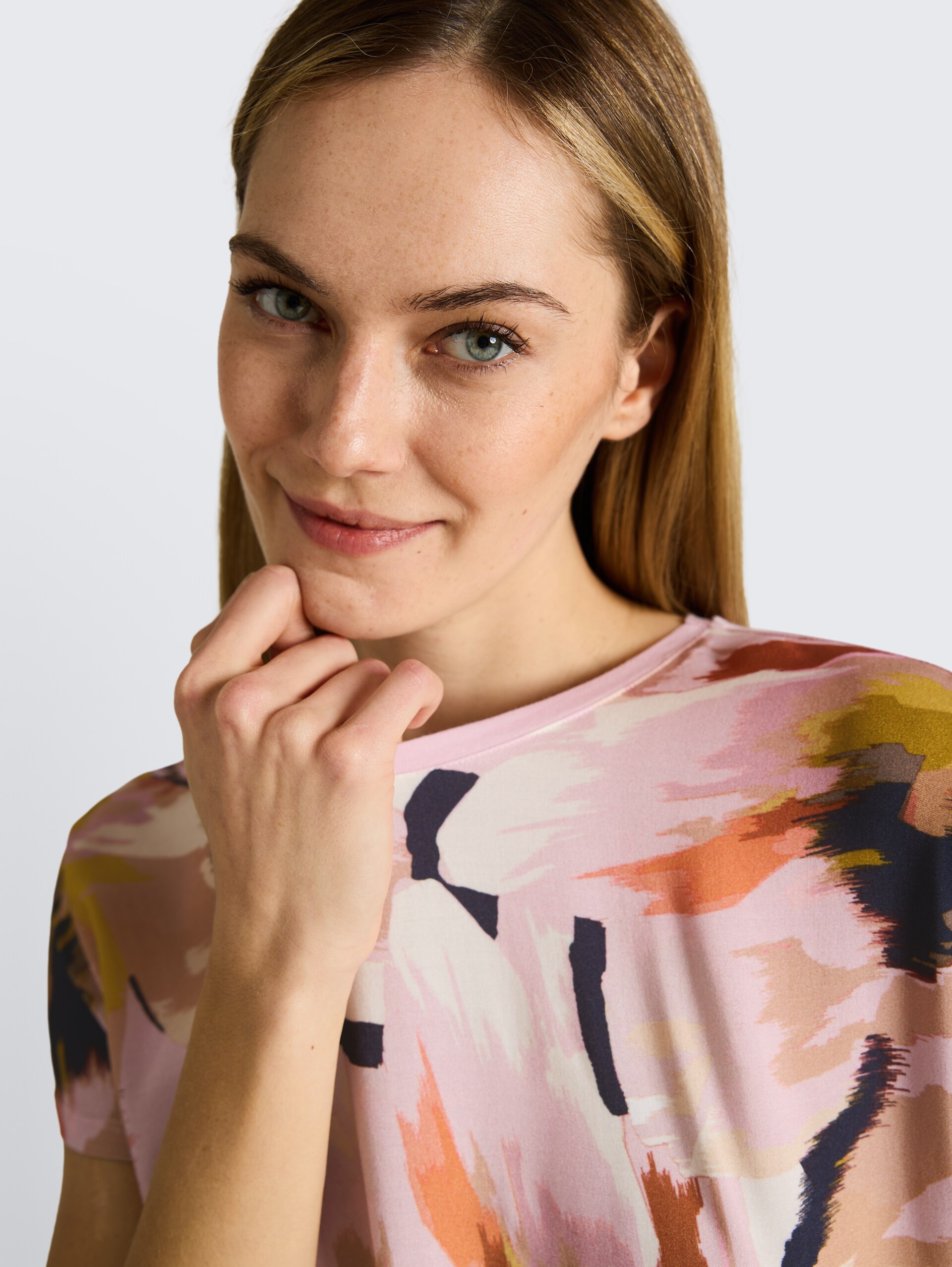 T-Shirt im Material-Mix - big abstract flower print - Detail-Model-Ansicht