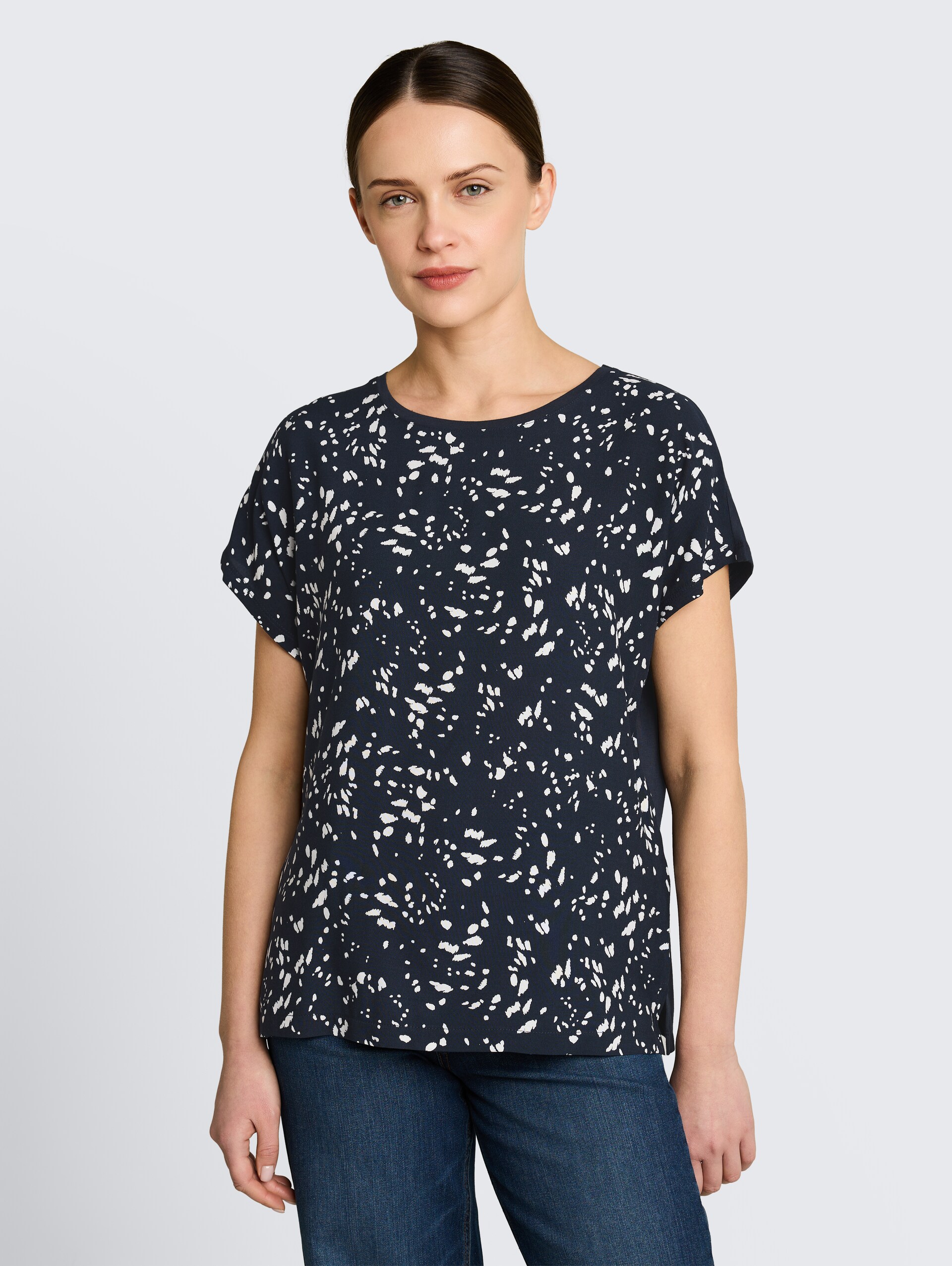 T-Shirt im Material-Mix - navy dot - Ausschnitt Model-Vorderansicht