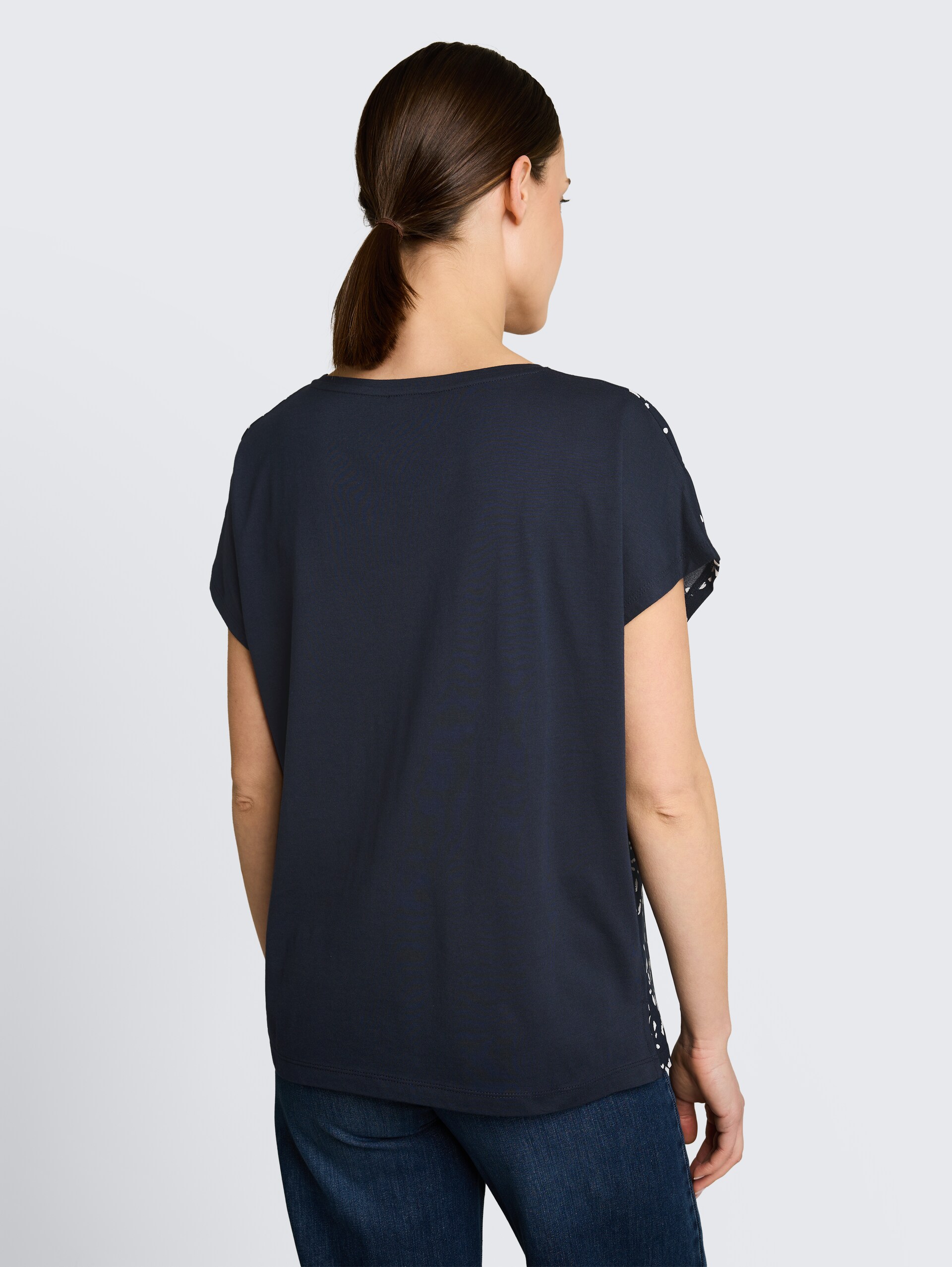 T-Shirt im Material-Mix - navy dot - Auschnitt Model-Rückansicht