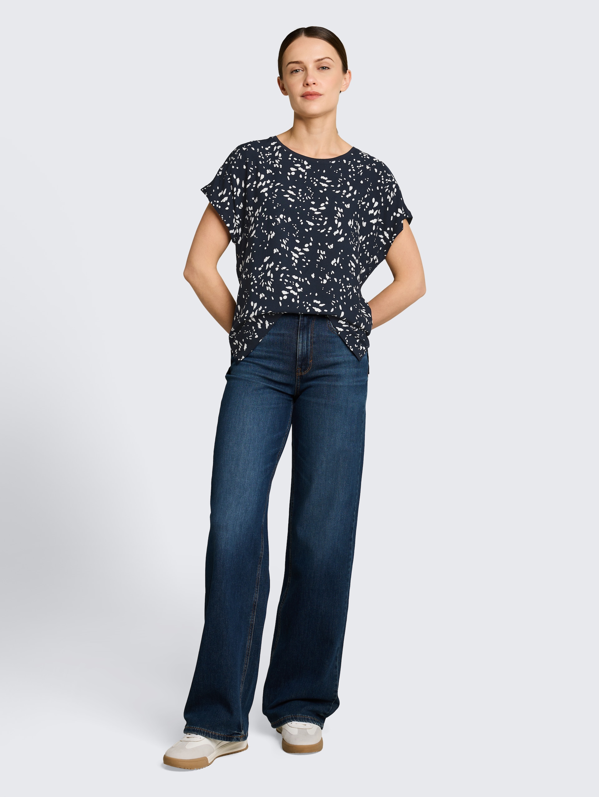 T-Shirt im Material-Mix - navy dot - Model-Vorderansicht