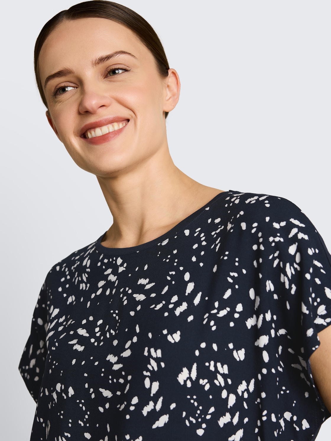 T-Shirt im Material-Mix - navy dot - Detail-Model-Ansicht