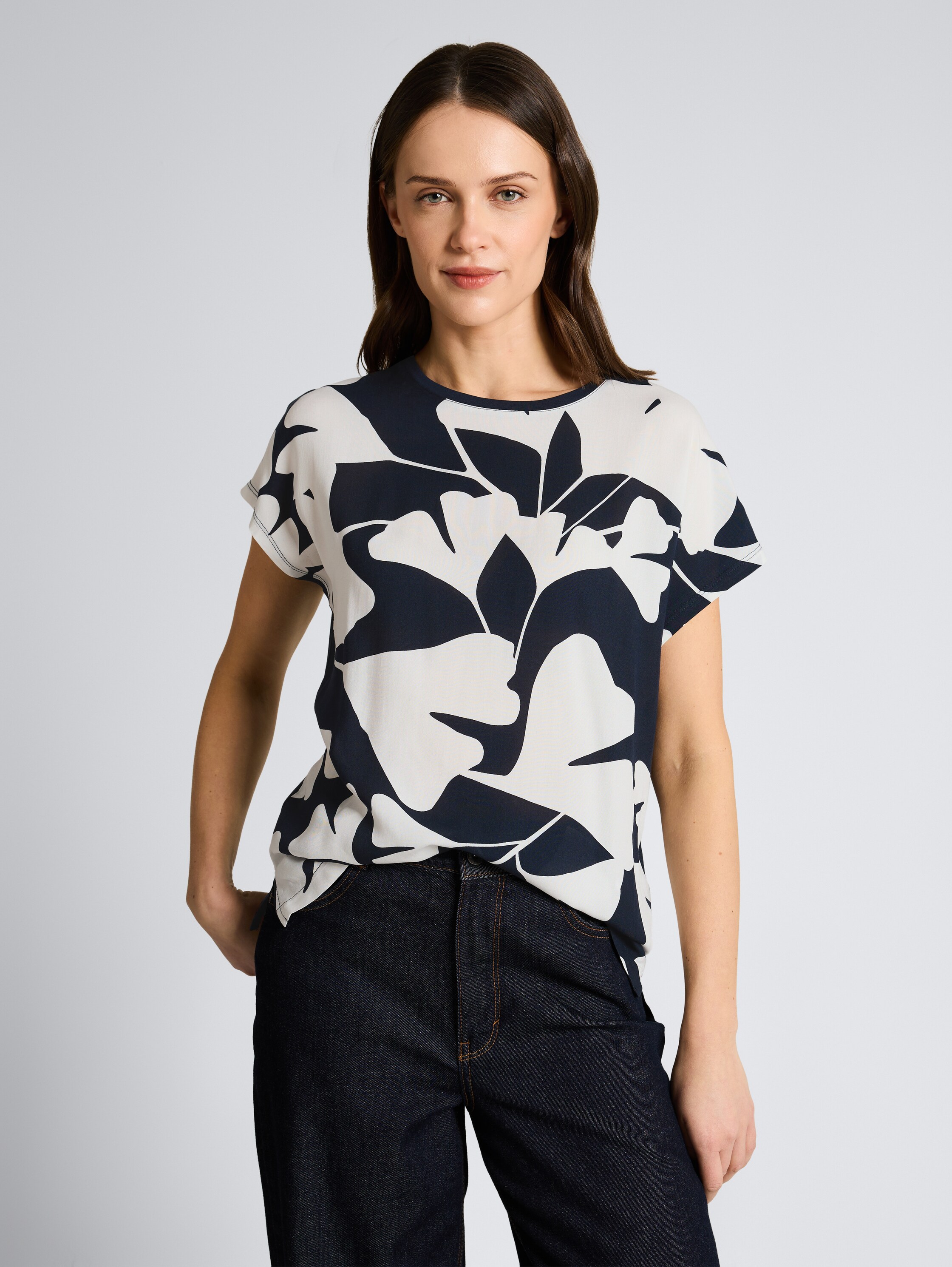 T-Shirt im Material-Mix - big navy ginkgo - Ausschnitt Model-Vorderansicht